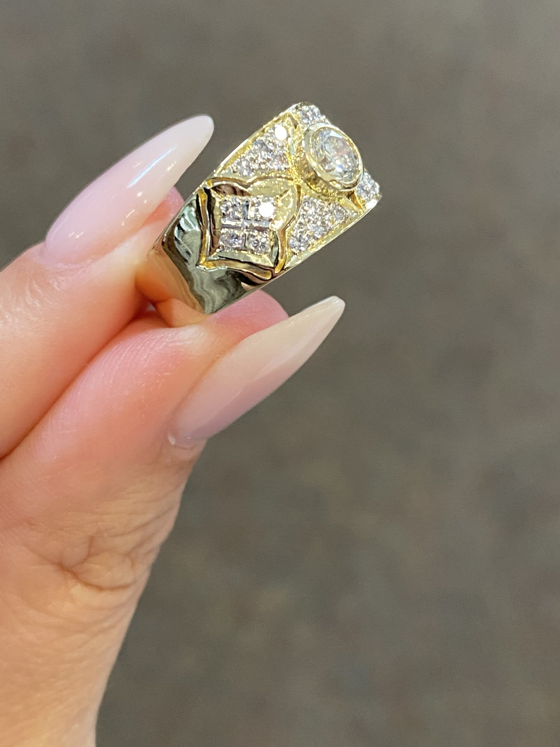 Vintage 18k Yellow Gold Genuine Bezel Set .40 Cttw Diamond Ring - Image 3