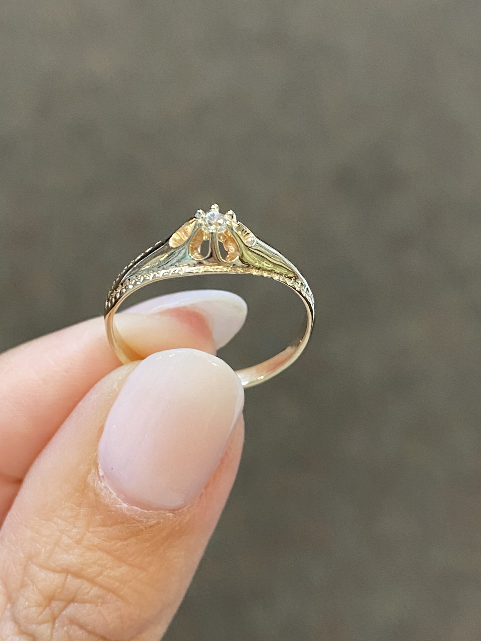 Vintage 14k Yellow Gold .07 Cttw European Cut Diamond Ring - Image 4