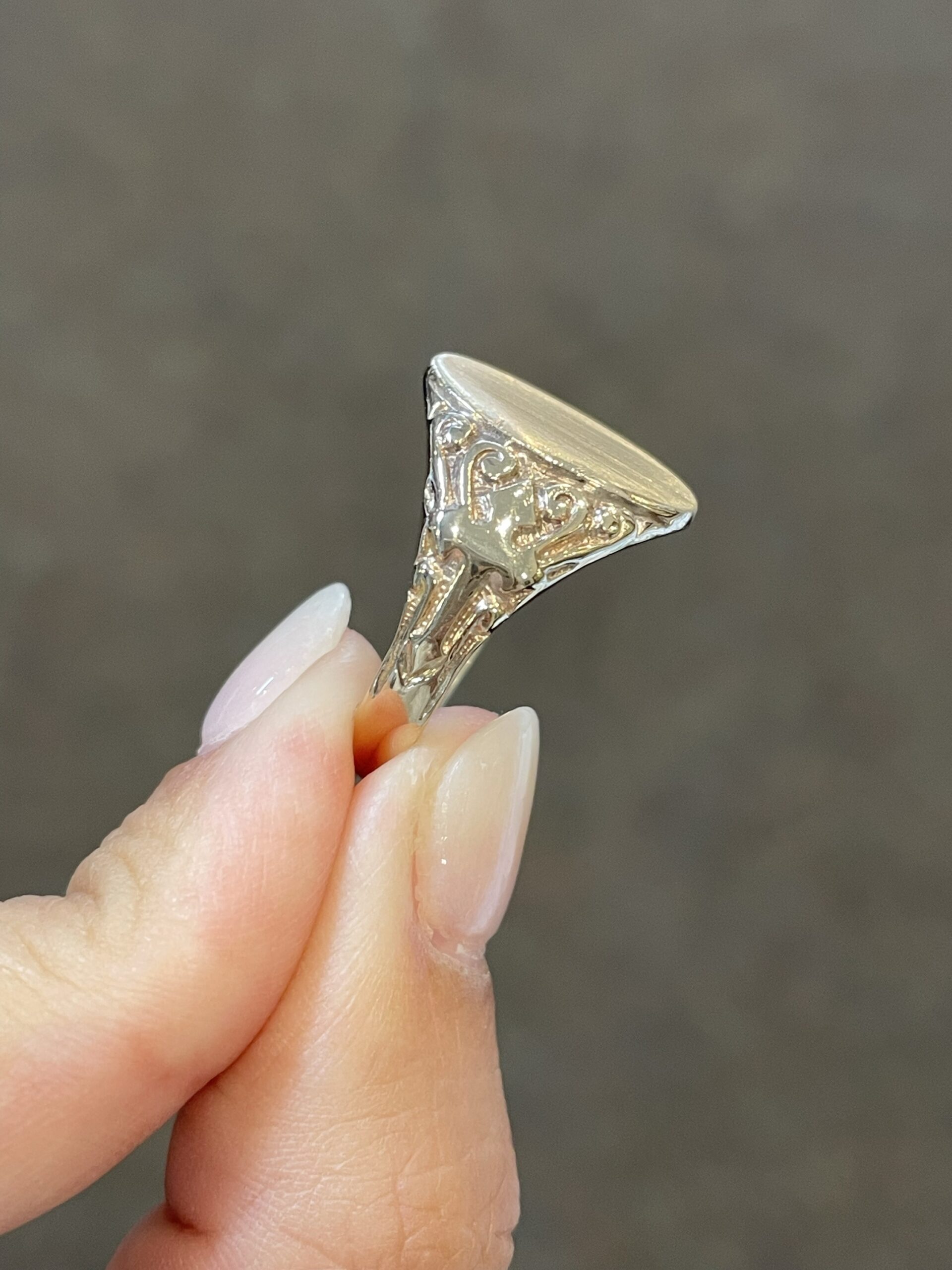 Vintage 10k Yellow Gold Engraved Oval Shaped Signet Ring - Image 3