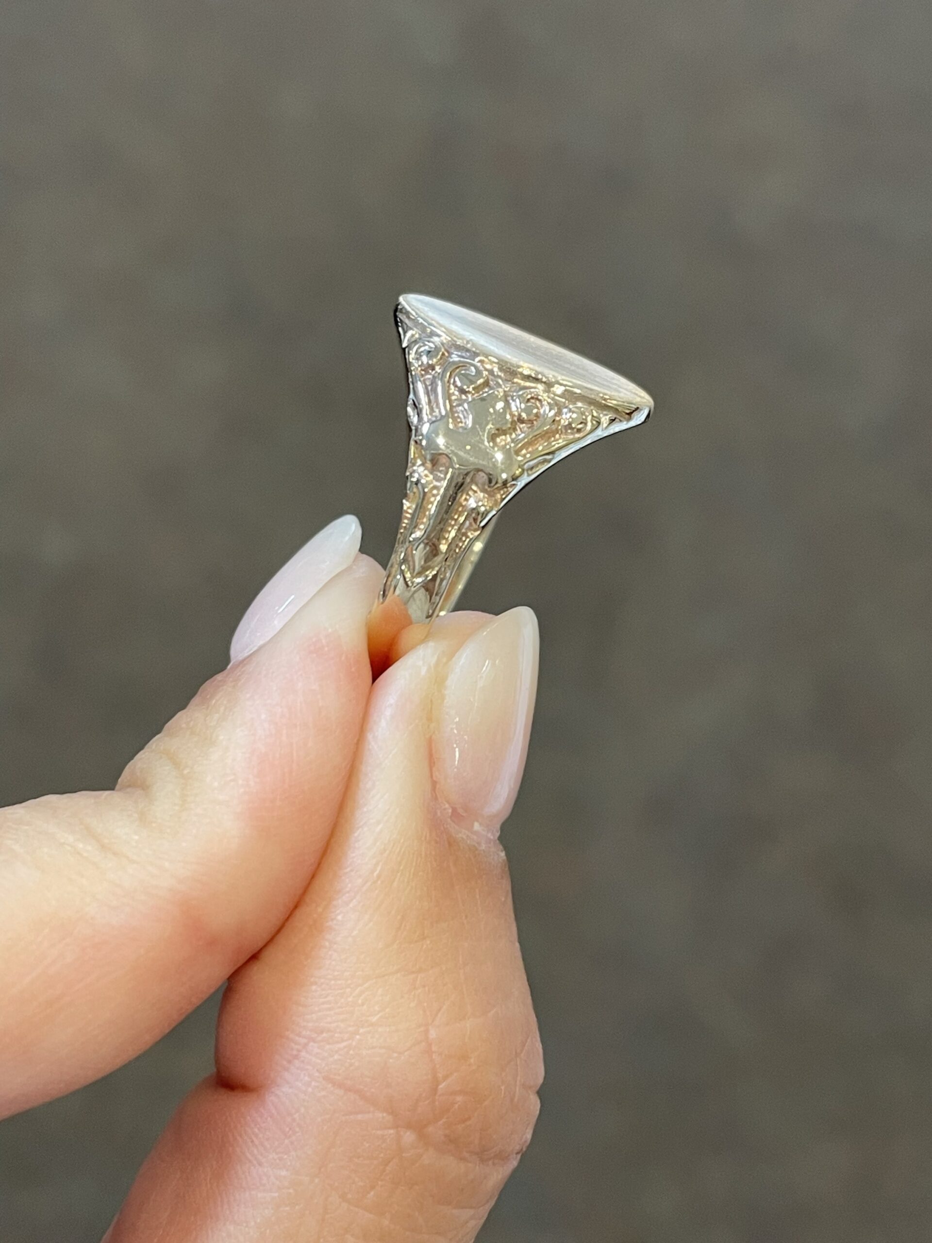 Vintage 10k Yellow Gold Engraved Oval Shaped Signet Ring - Image 4