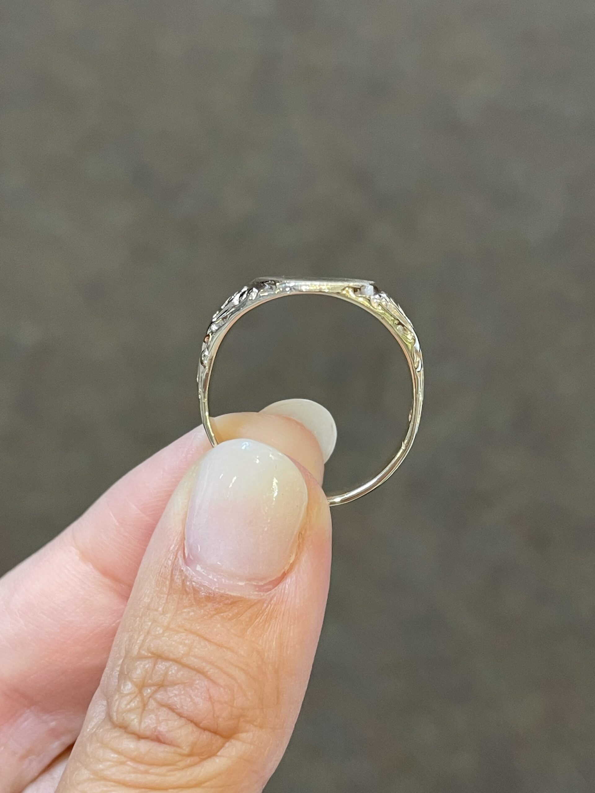 Vintage 10k Yellow Gold Engraved Oval Shaped Signet Ring - Image 8