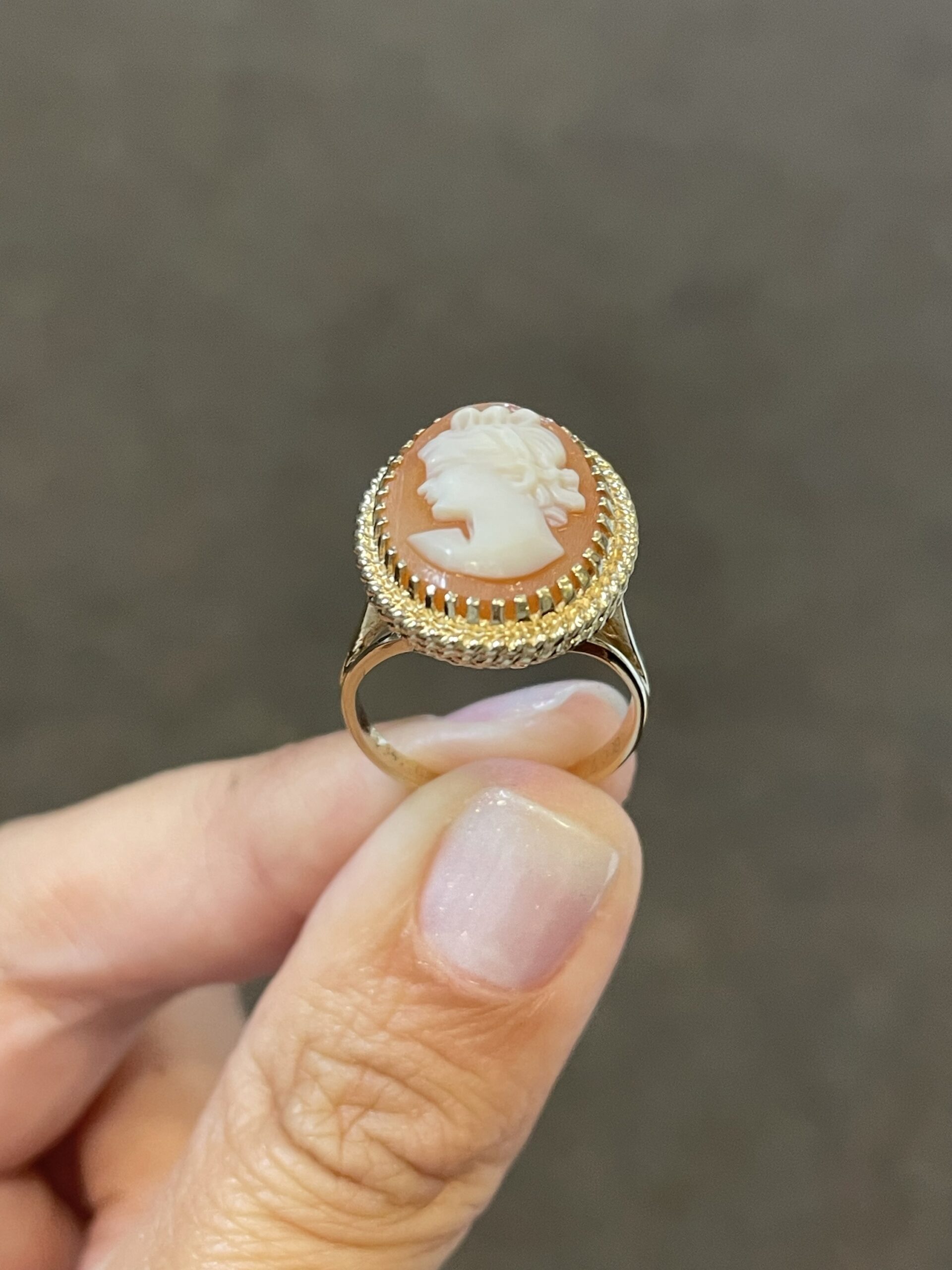 Vintage 14k Yellow Gold Carved Cameo Filigree Ring - Image 6
