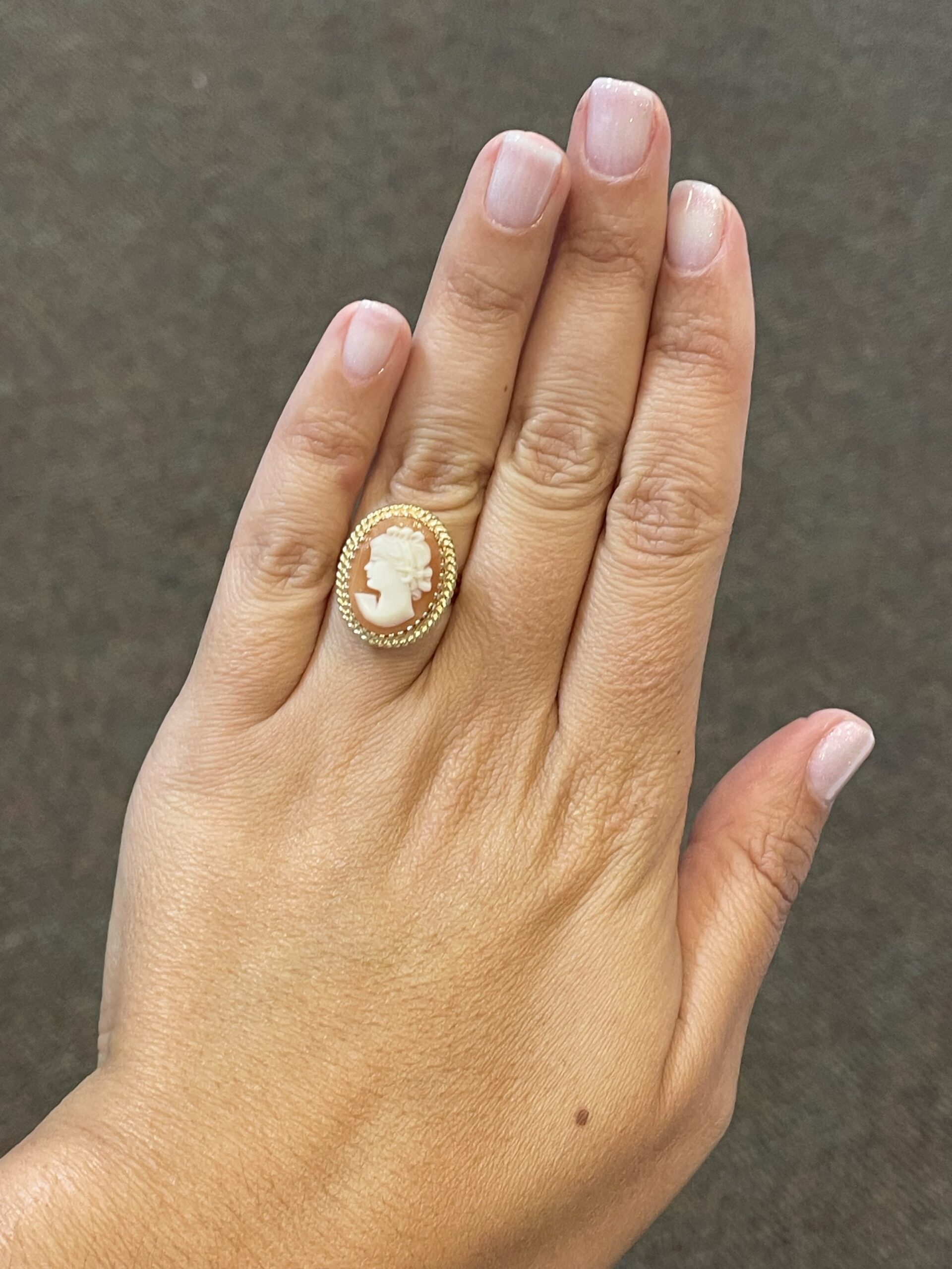 Vintage 14k Yellow Gold Carved Cameo Filigree Ring - Image 4