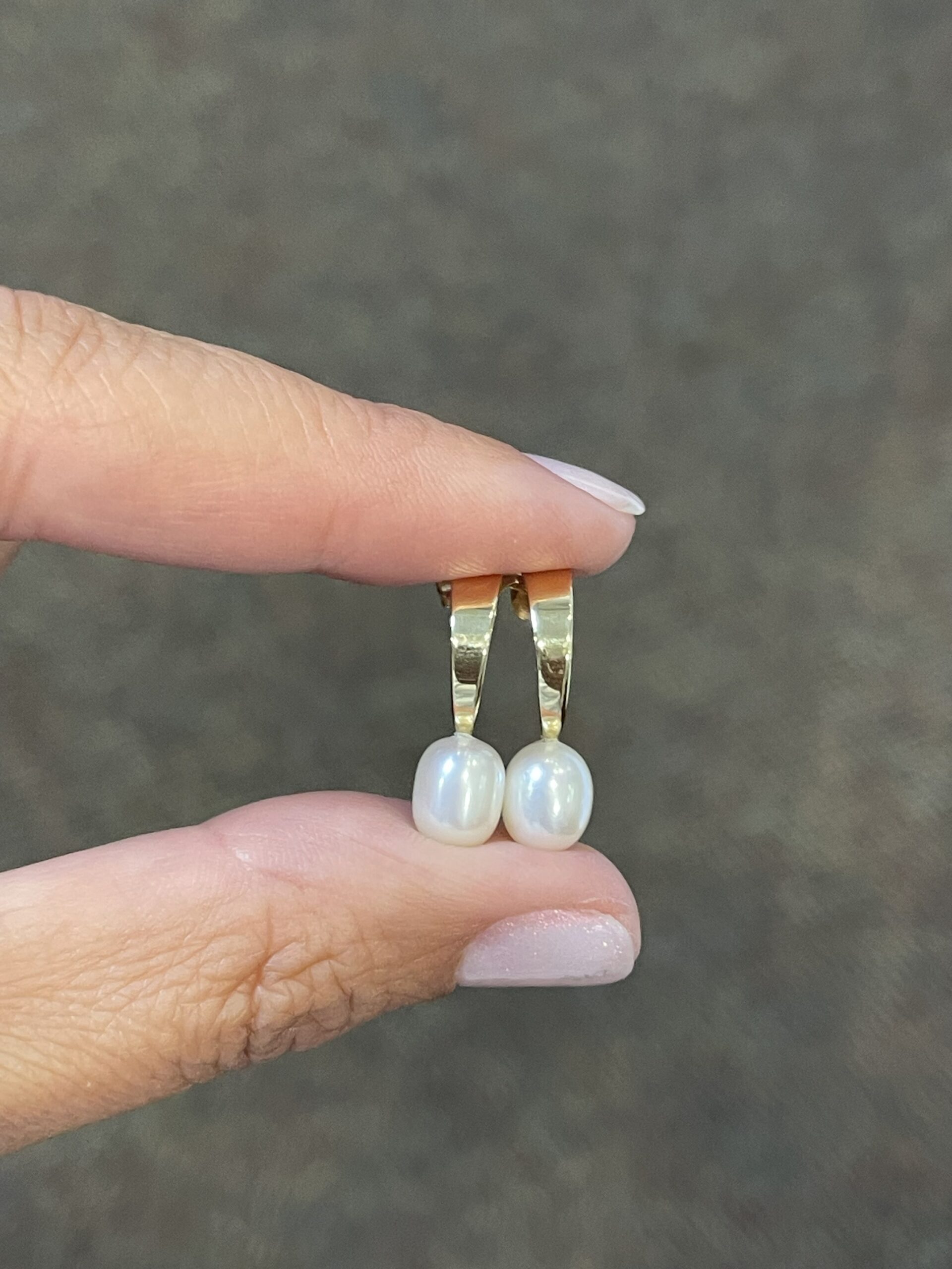 Tom Kruskal 14k Yellow Gold 8 MM Pearl Stud Earrings - Image 4