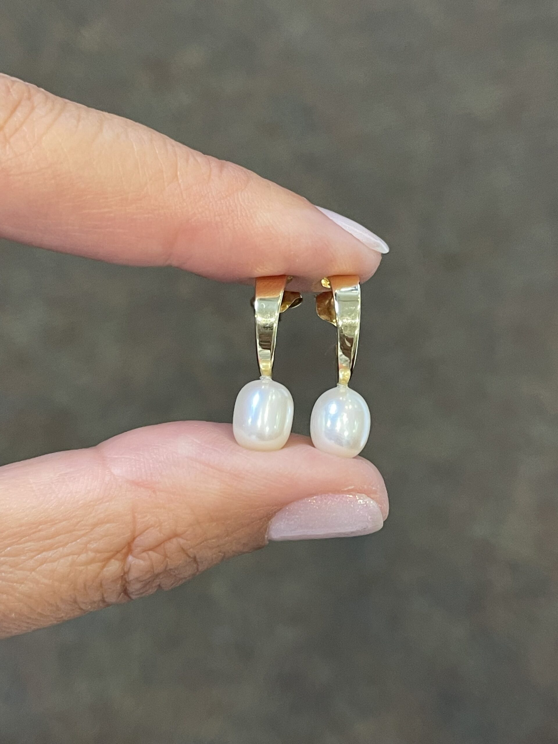 Tom Kruskal 14k Yellow Gold 8 MM Pearl Stud Earrings - Image 5