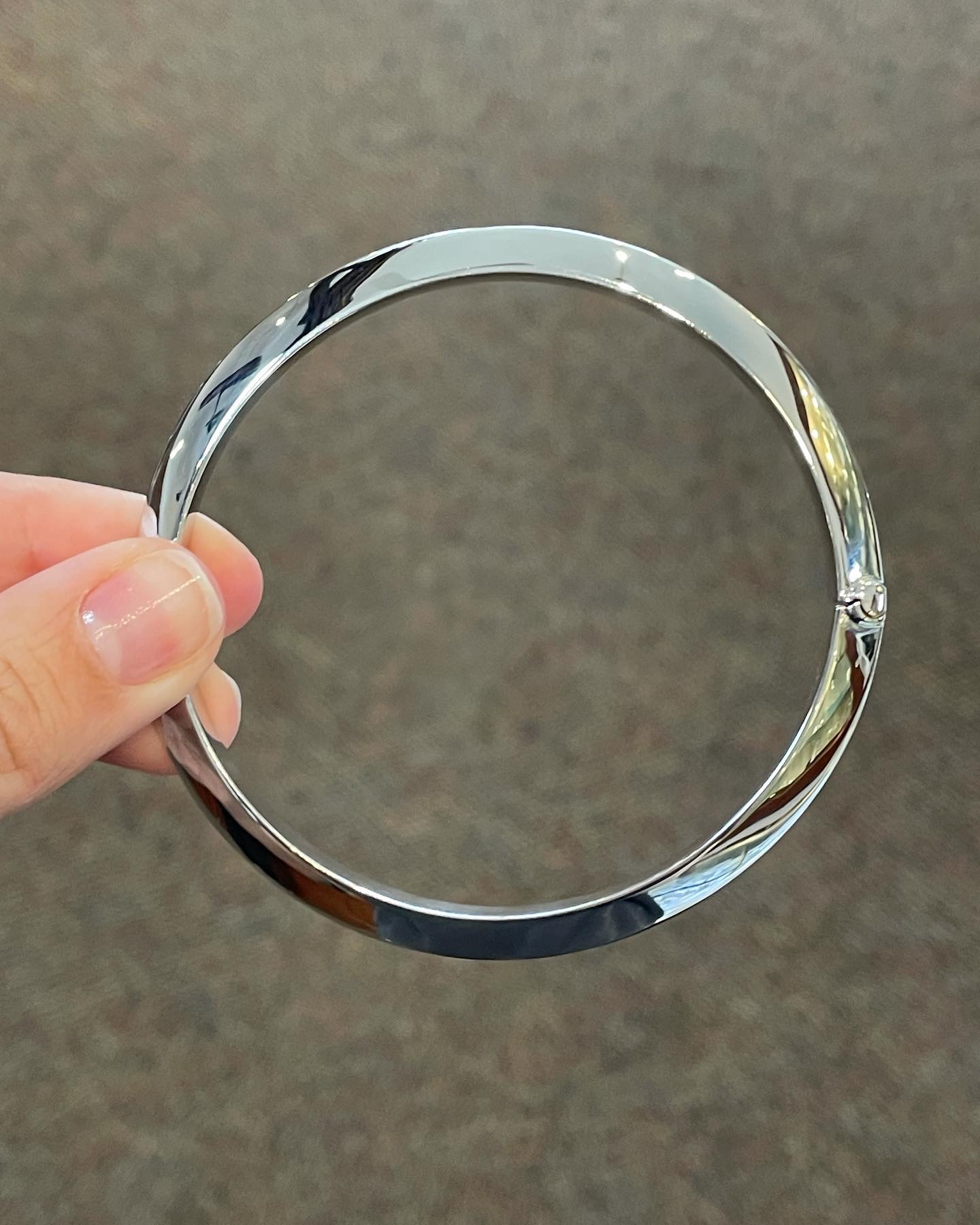 18k White Gold Knife Edge Hinged Bangle Bracelet - Image 16