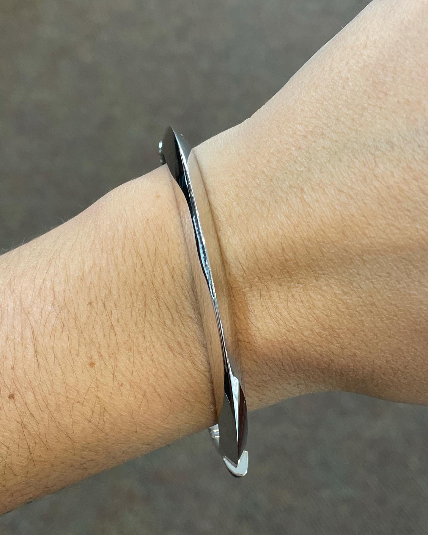 18k White Gold Knife Edge Hinged Bangle Bracelet - Image 18