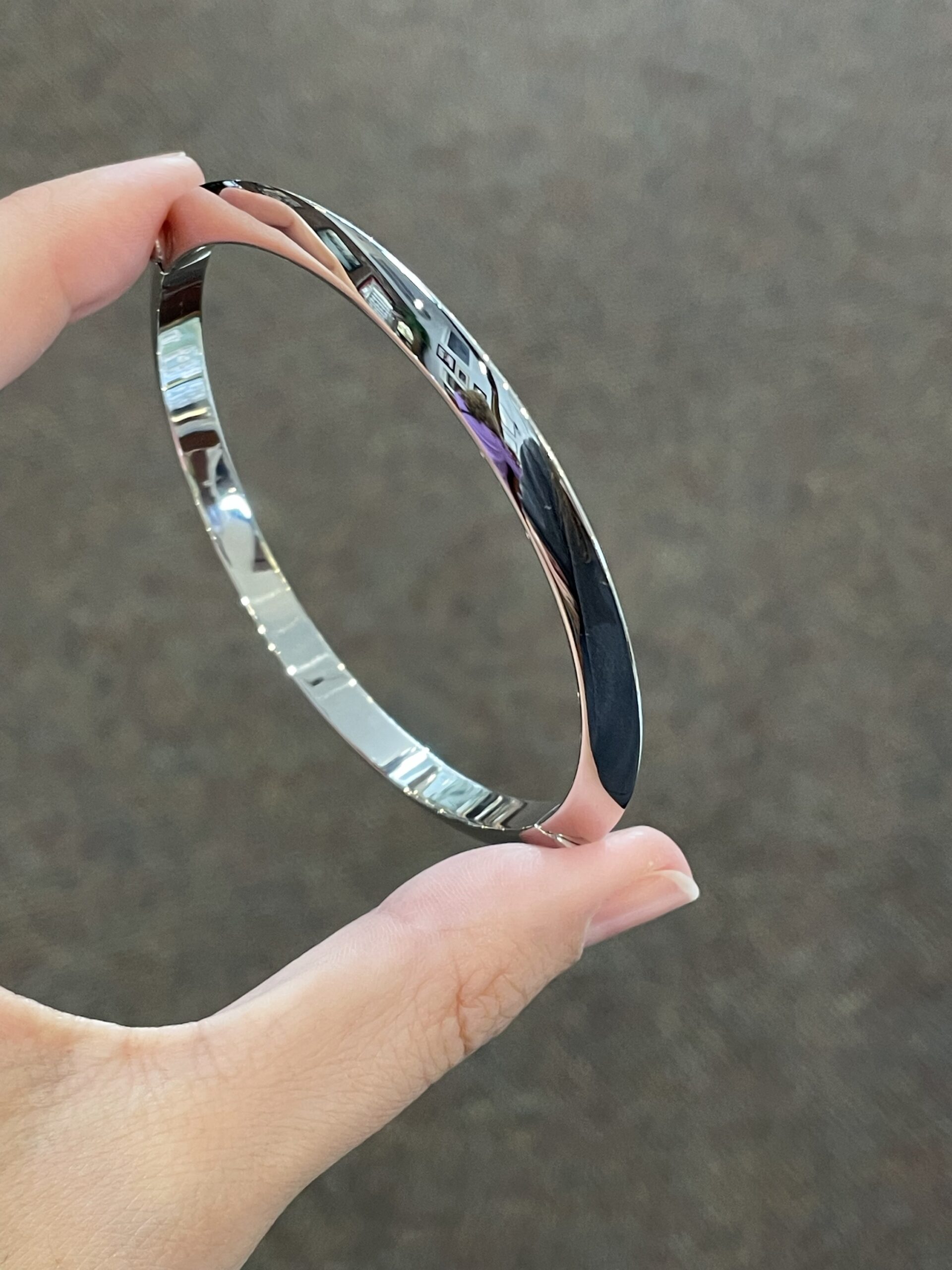 18k White Gold Knife Edge Hinged Bangle Bracelet - Image 3