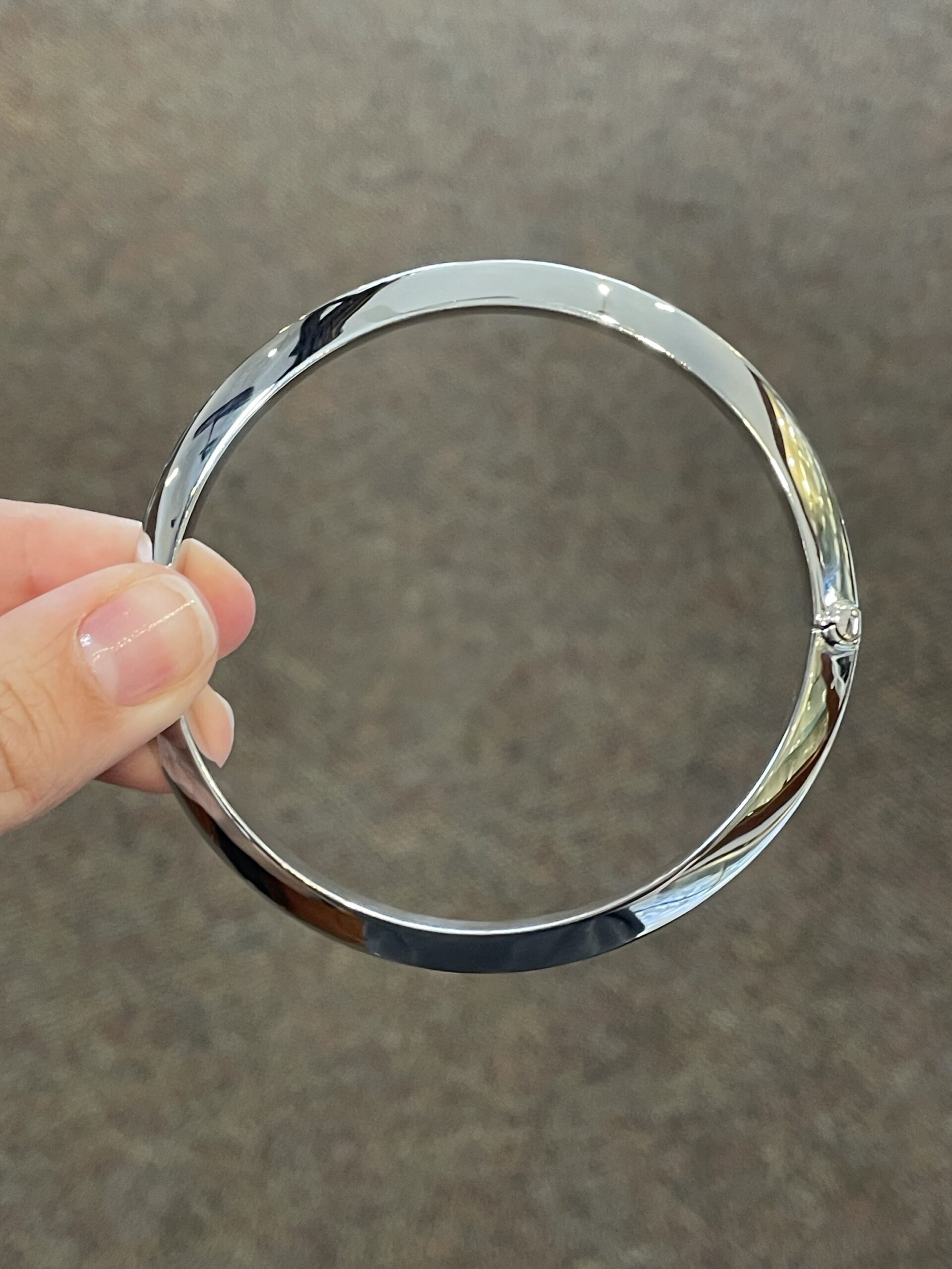 18k White Gold Knife Edge Hinged Bangle Bracelet - Image 4