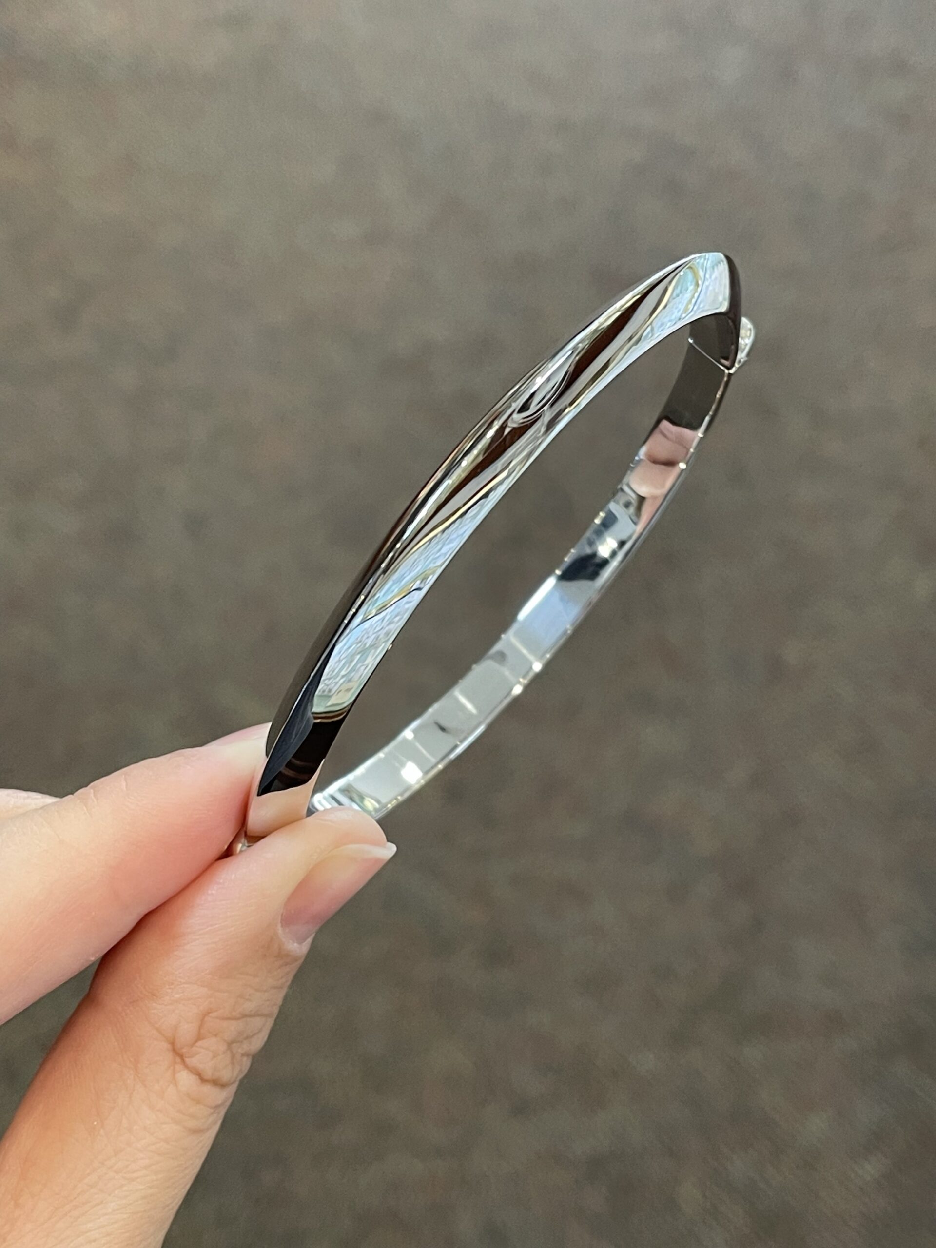 18k White Gold Knife Edge Hinged Bangle Bracelet - Image 9