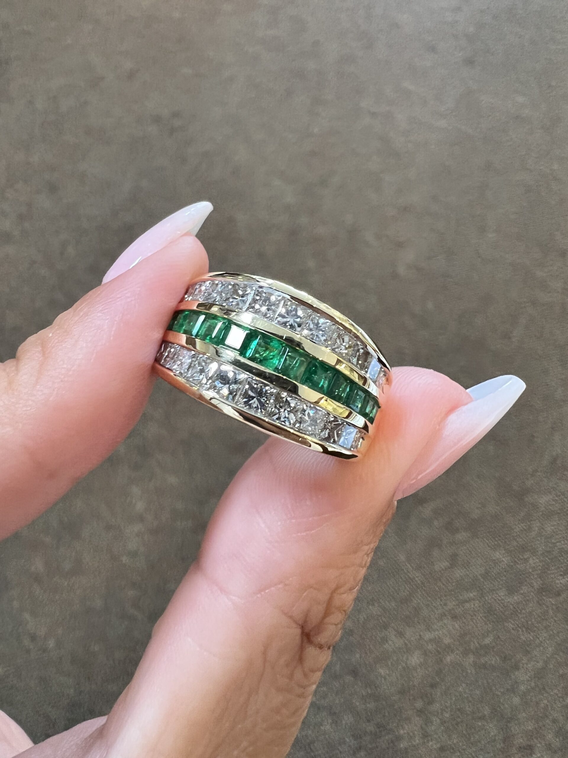 Vintage 18k Yellow Gold Genuine Emerald & Diamond Wide Band Ring - Image 2