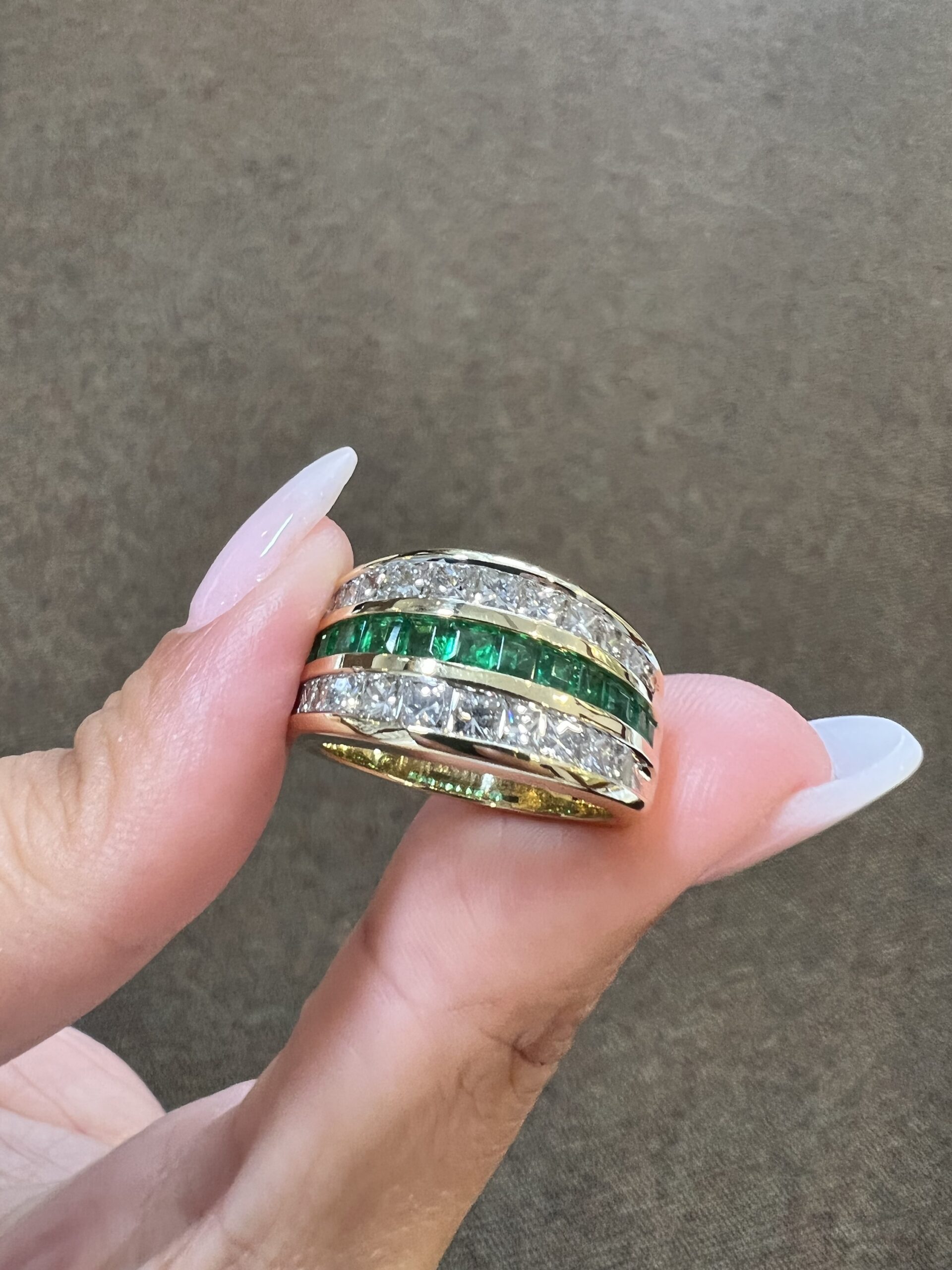 Vintage 18k Yellow Gold Genuine Emerald & Diamond Wide Band Ring - Image 4