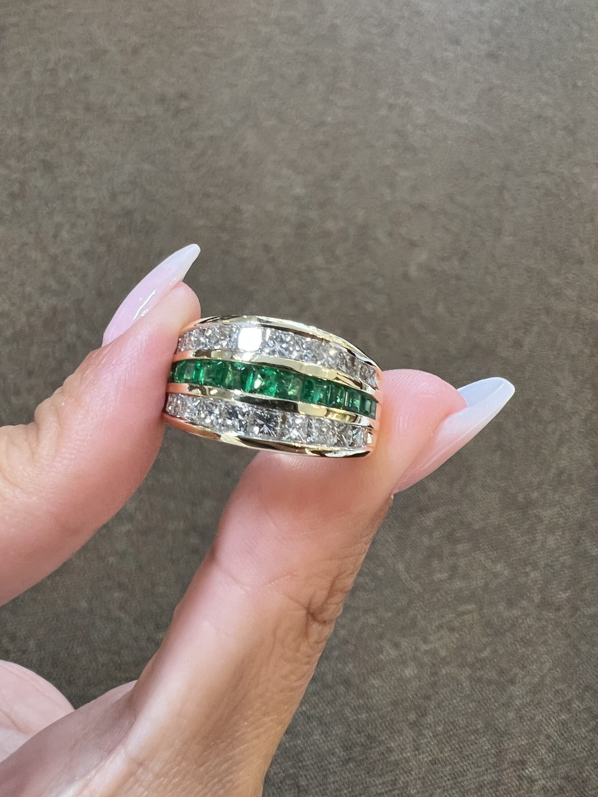 Vintage 18k Yellow Gold Genuine Emerald & Diamond Wide Band Ring - Image 3