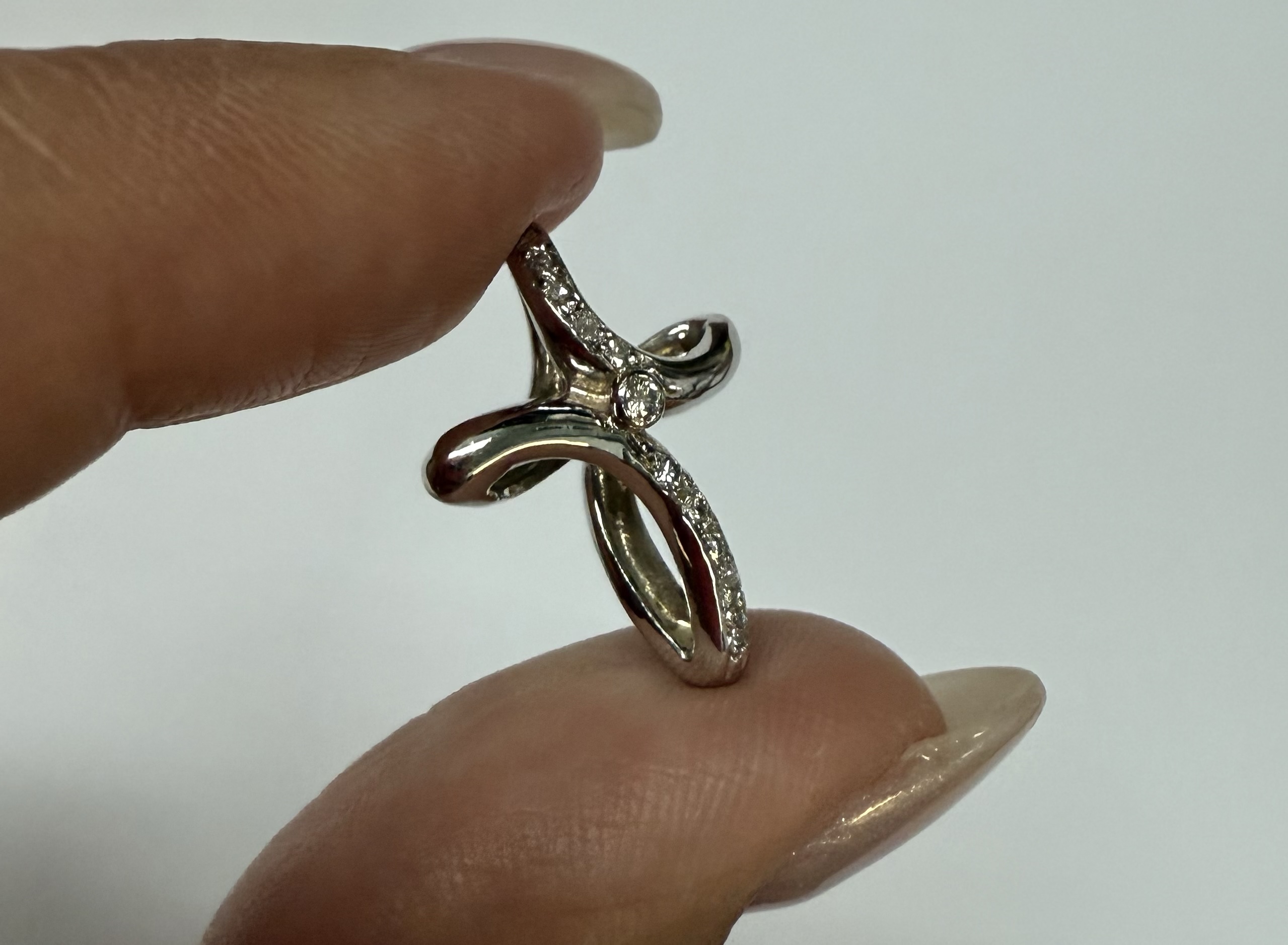 18k White Gold Genuine 1/4 Cttw Round Brilliant Cut Diamond Cross - Image 3