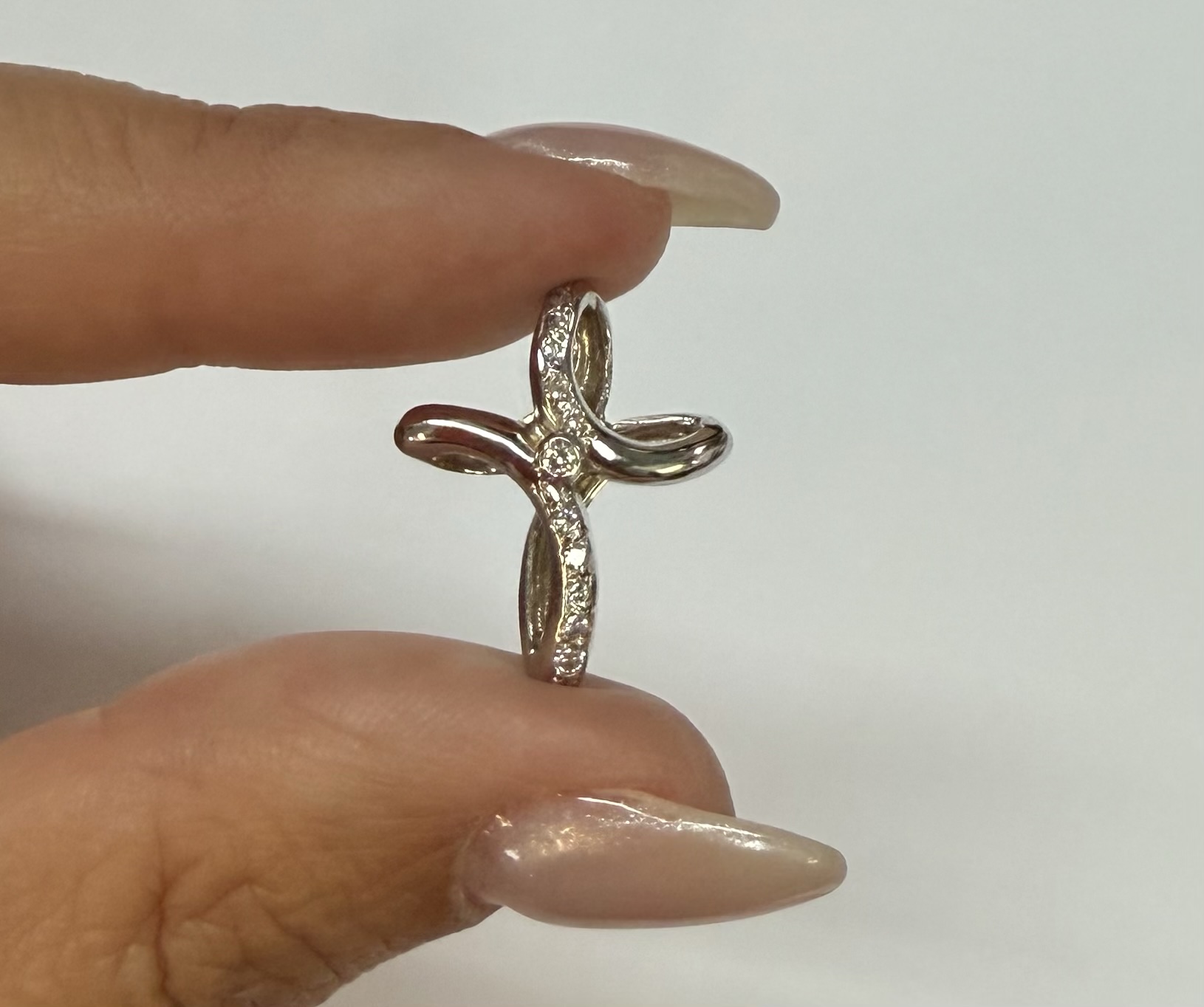 18k White Gold Genuine 1/4 Cttw Round Brilliant Cut Diamond Cross - Image 4