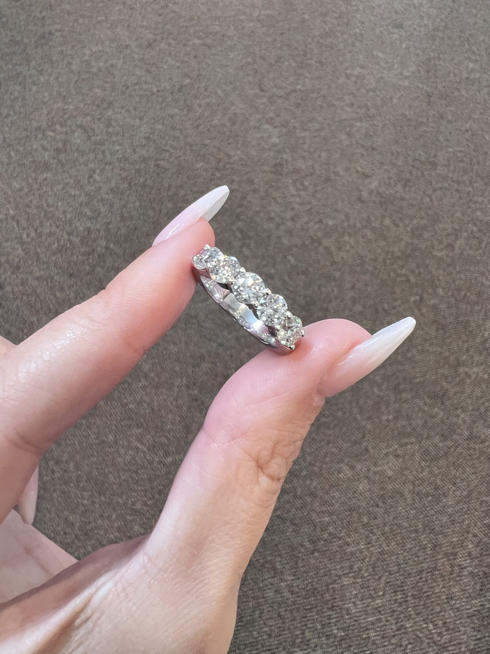 14k White Gold 5 Stone Genuine 1.85 Cttw Round Brilliant Cut Diamond Shared Prong Band - Image 2