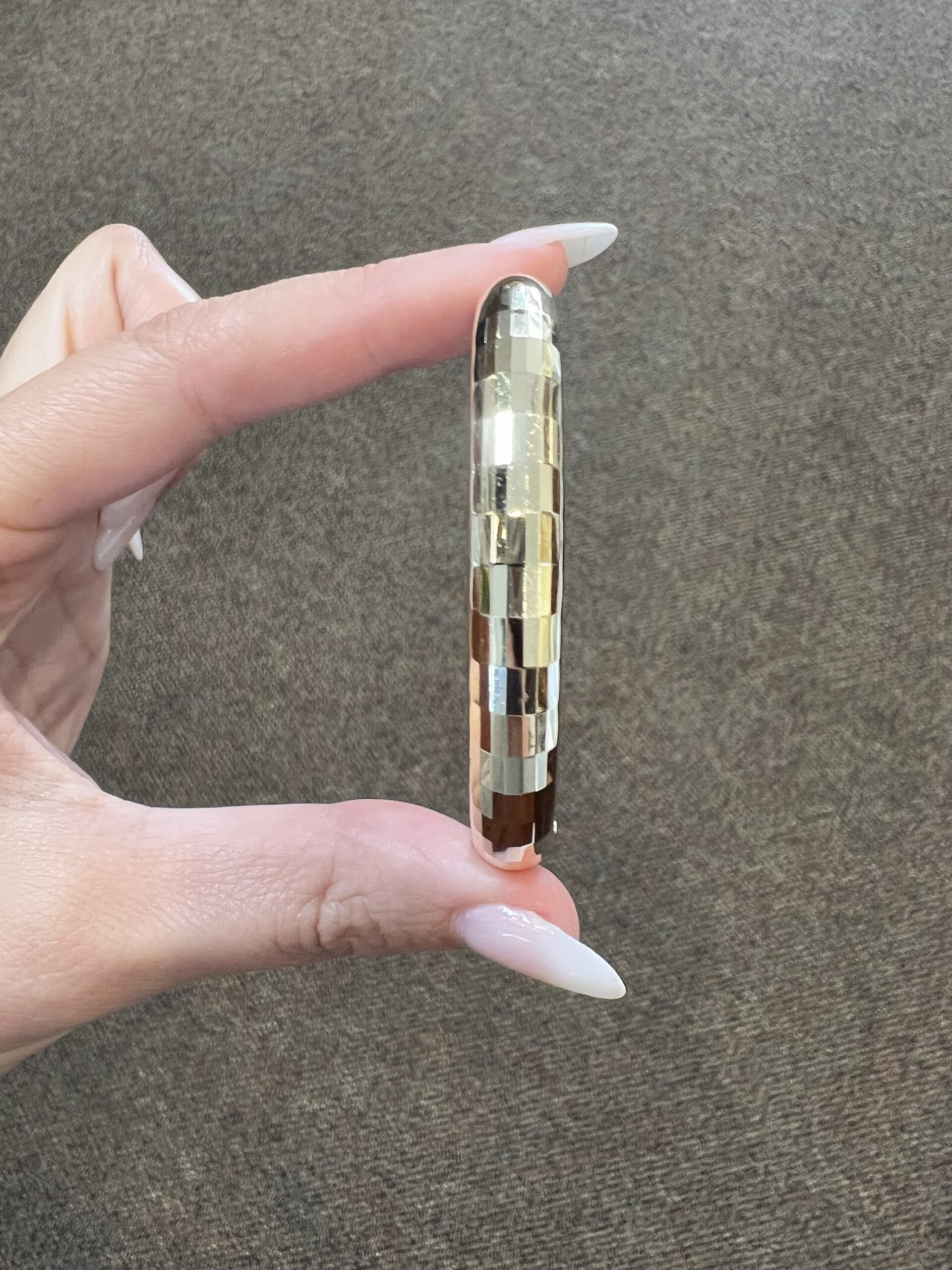 Vintage 14k Yellow Gold Oval Shaped, Hinged Bangle Bracelet With Patterned Finish - Image 3