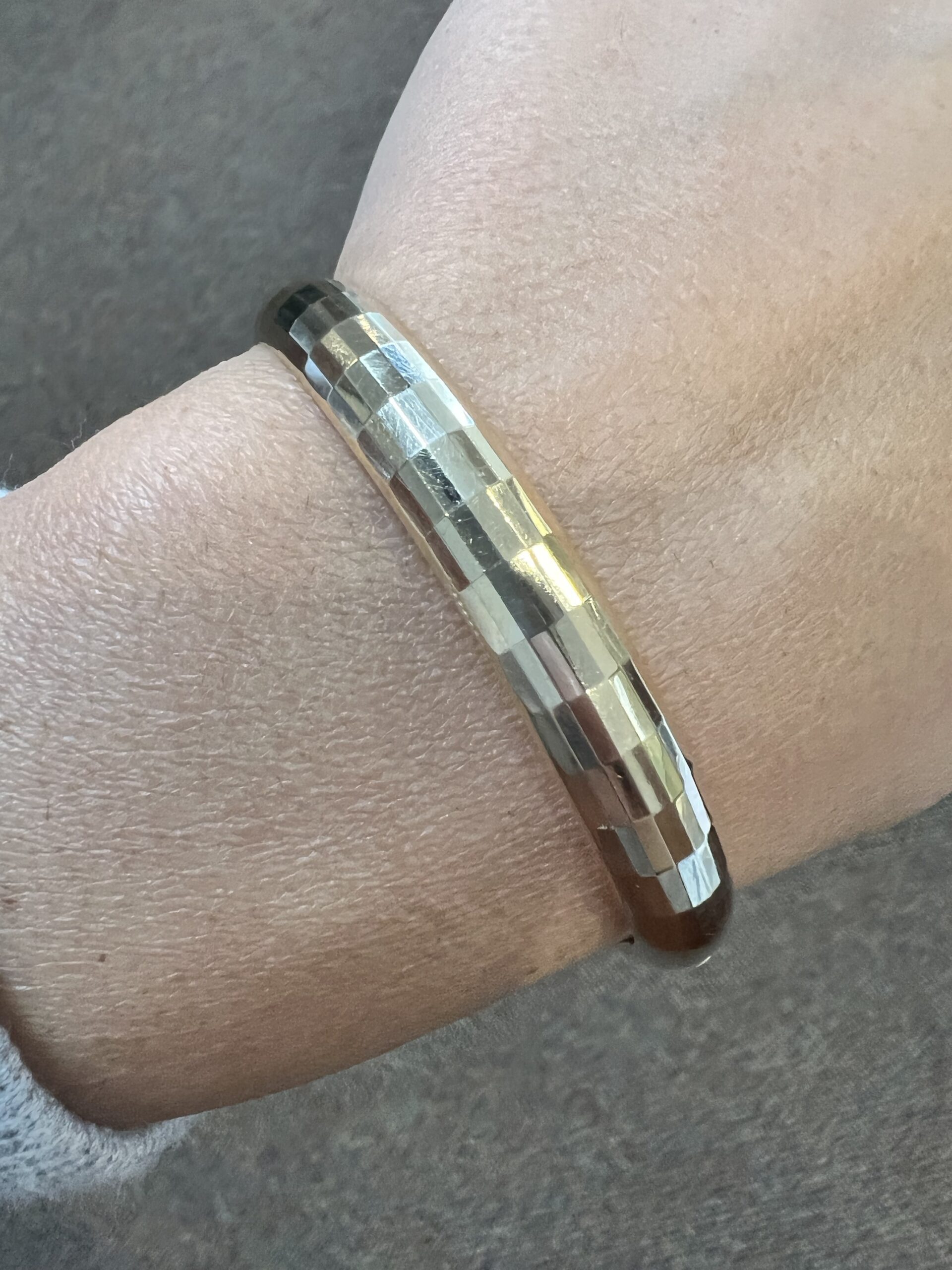 Vintage 14k Yellow Gold Oval Shaped, Hinged Bangle Bracelet With Patterned Finish - Image 7