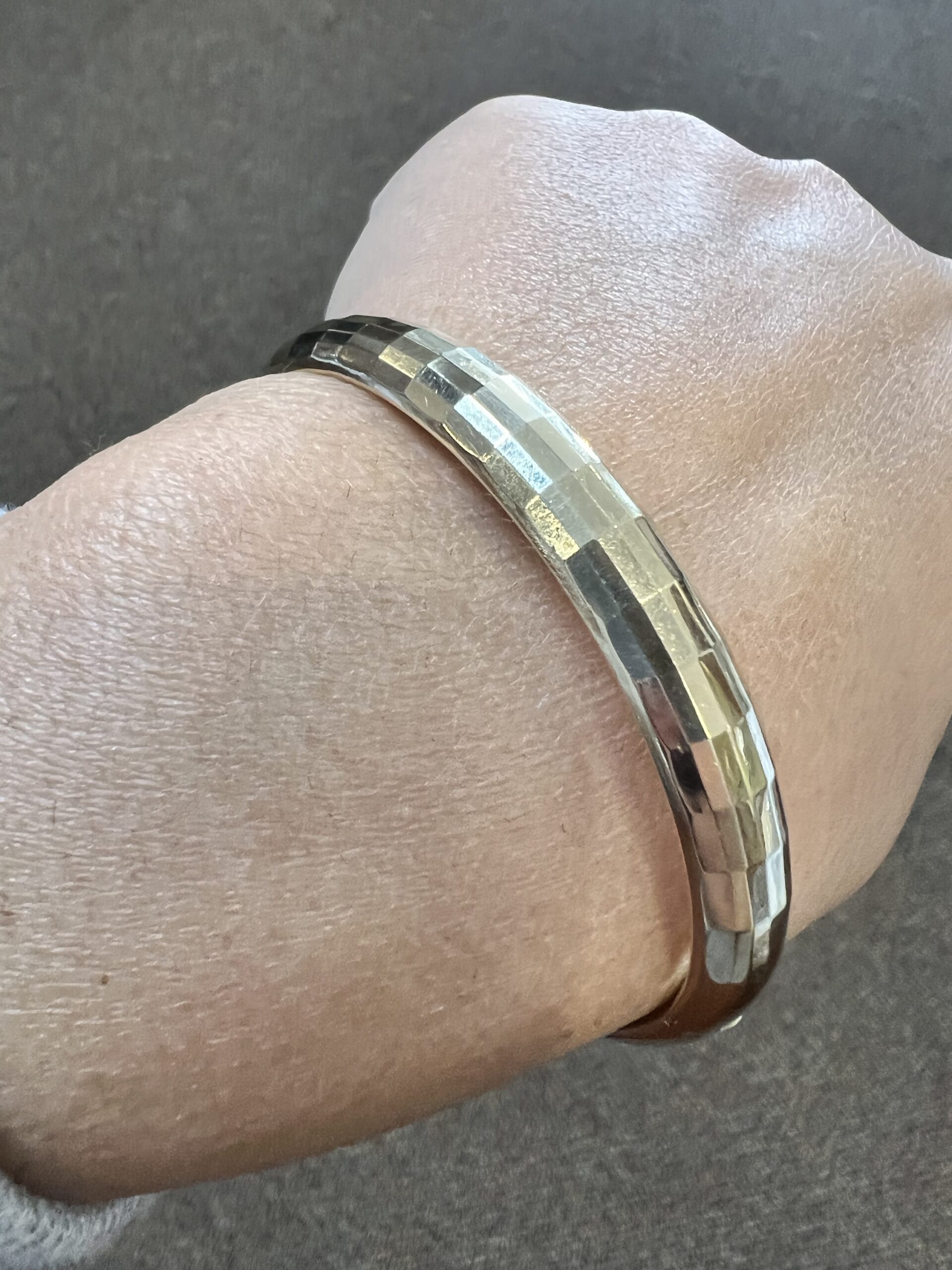Vintage 14k Yellow Gold Oval Shaped, Hinged Bangle Bracelet With Patterned Finish - Image 6