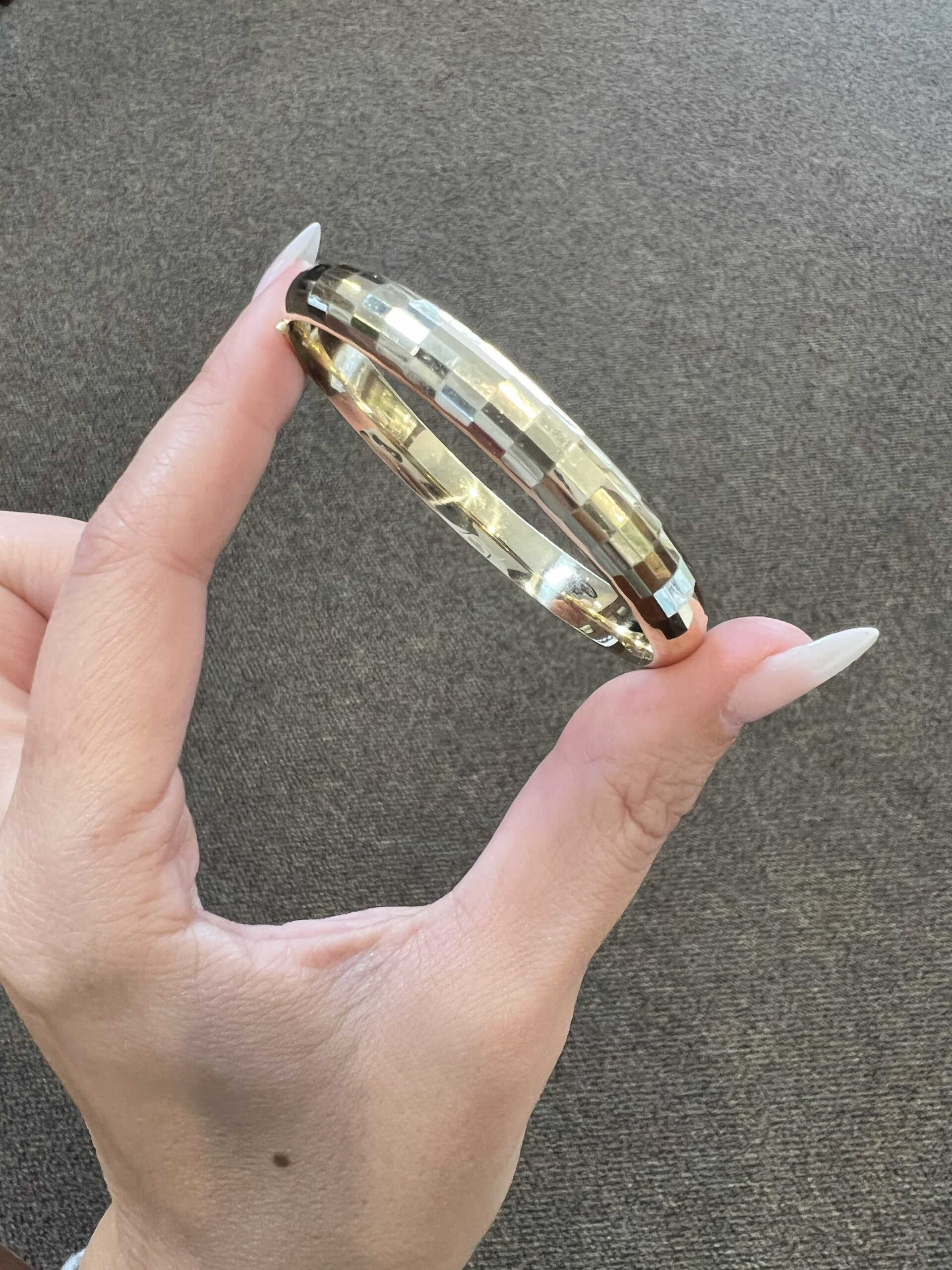 Vintage 14k Yellow Gold Oval Shaped, Hinged Bangle Bracelet With Patterned Finish - Image 4