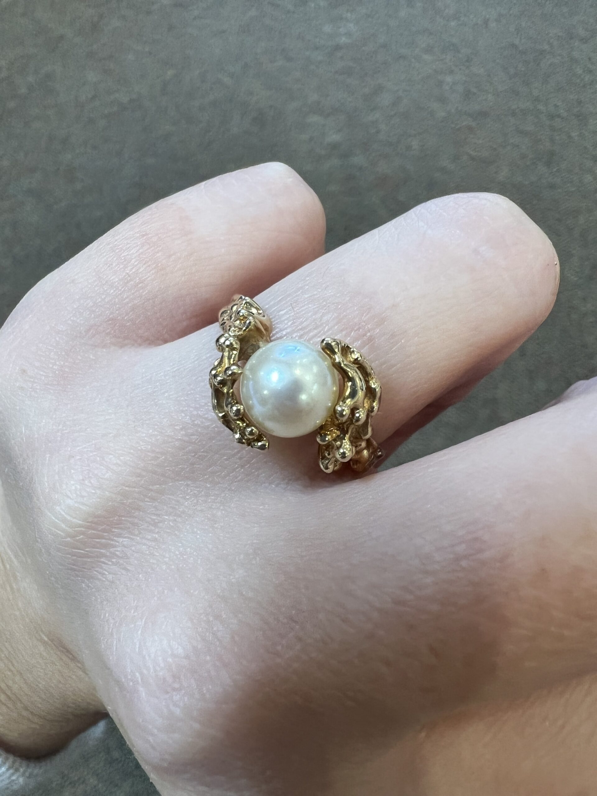 Vintage 10k Yellow Gold 7.5 MM Cultured Pearl Ring Of A Coral Branch Motif - Image 6