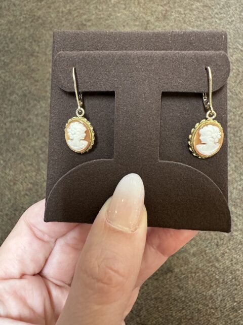 Vintage 18k Yellow Gold Genuine Carved Shell Cameo Dangle Earrings