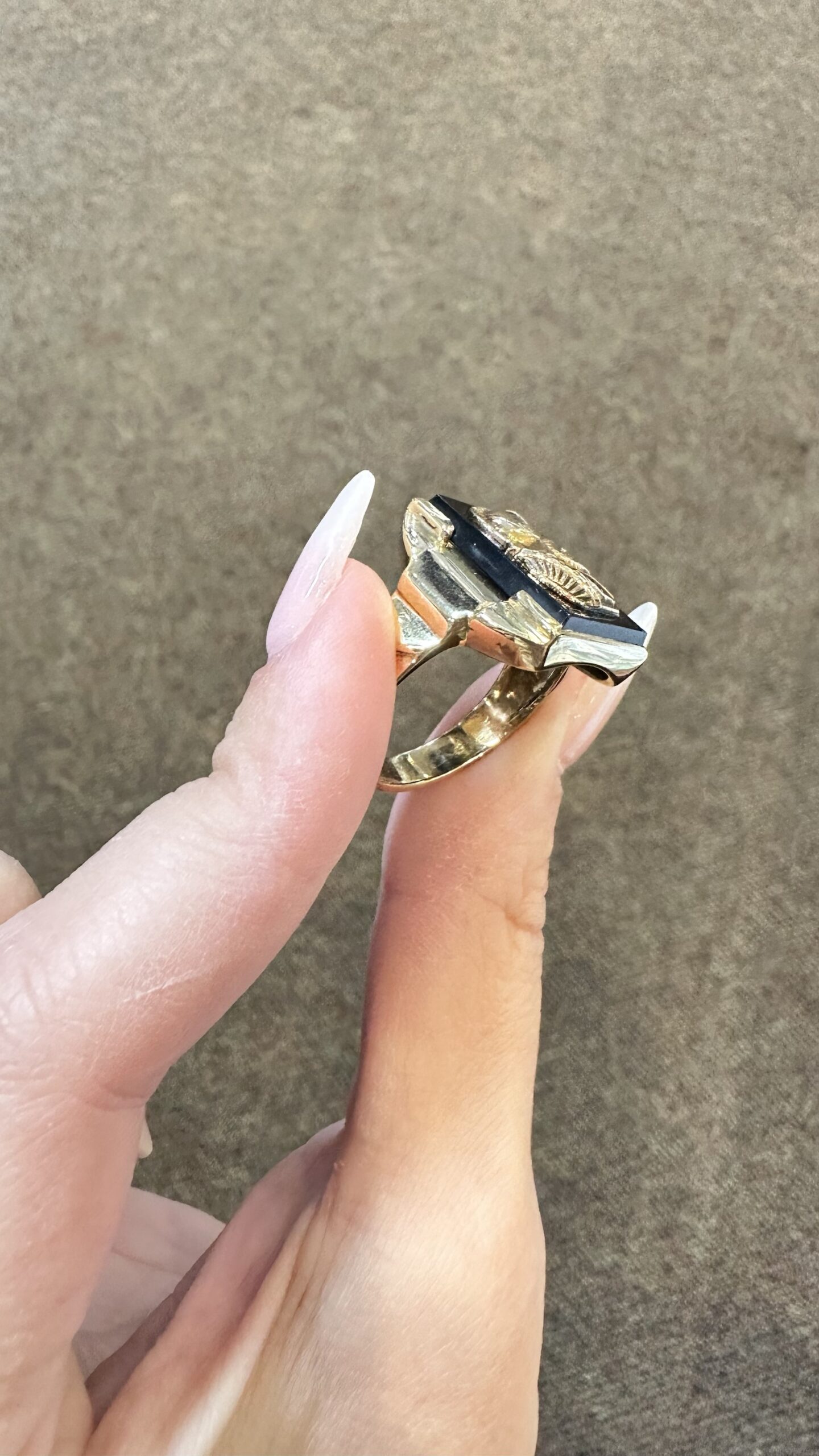 Vintage 10k Yellow Gold Genuine Onyx Roman Soldier Intaglio Ring - Image 4