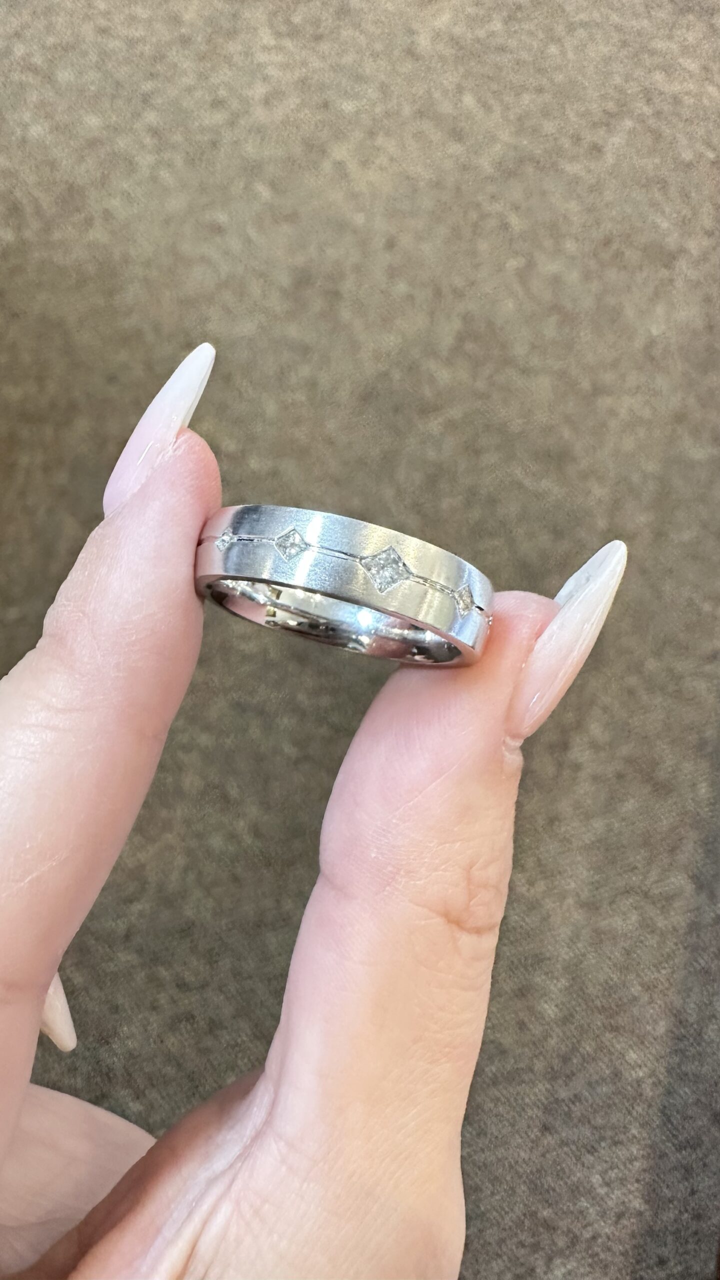 Gent’s 14k White Gold Brushed Wedding Band With Princess Cut Diamond Accents - Image 4