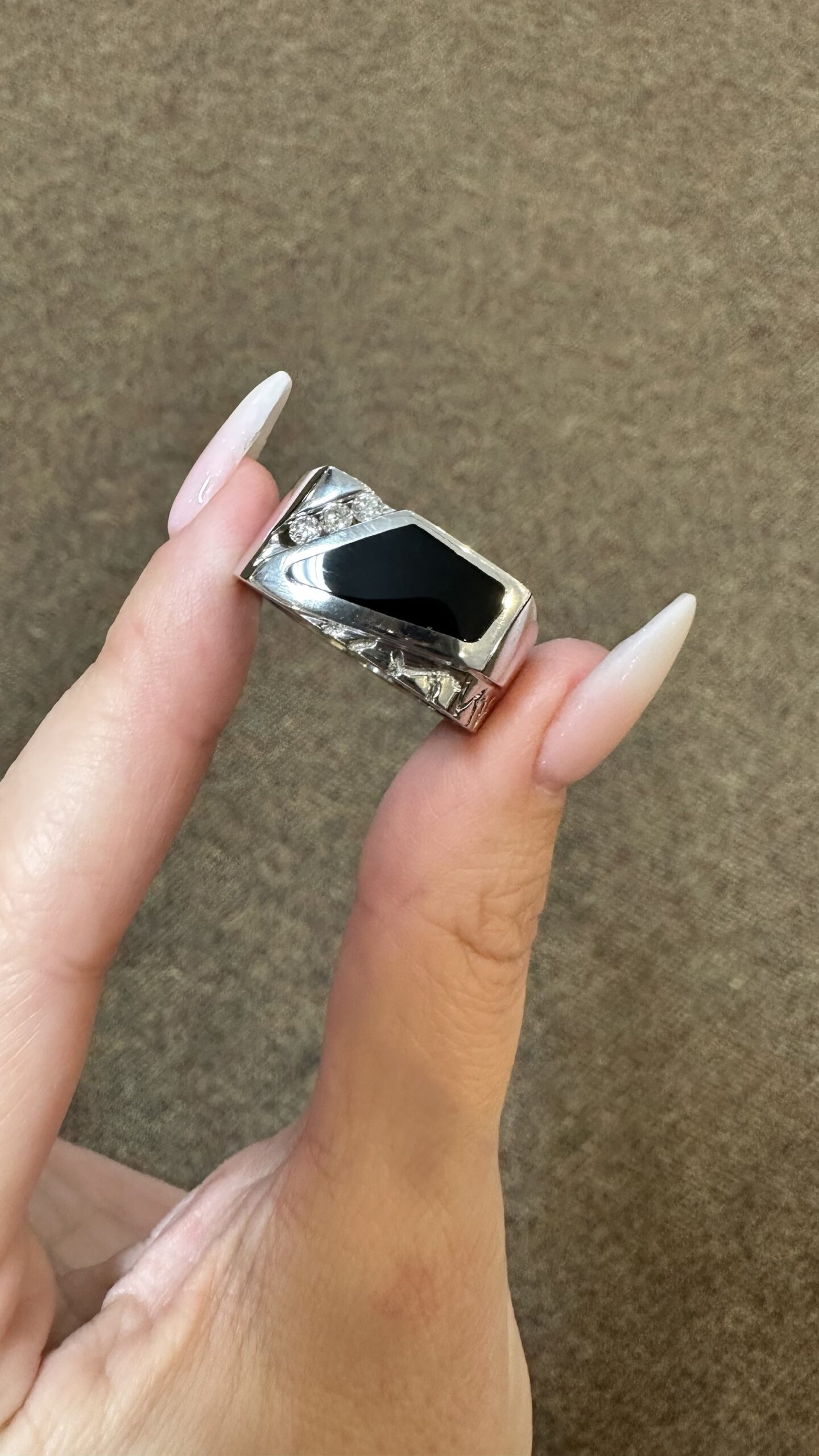 Gent’s Vintage 14k White Gold Genuine Onyx & .12 Cttw Diamond Ring - Image 4