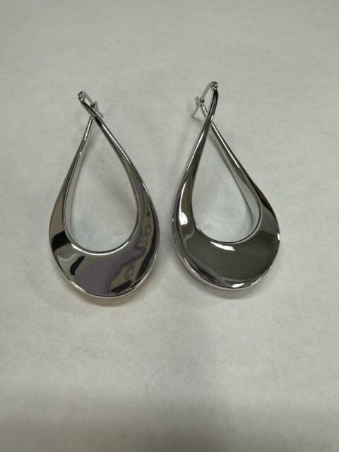 18k White Gold Off-Oval Hoop Earrings