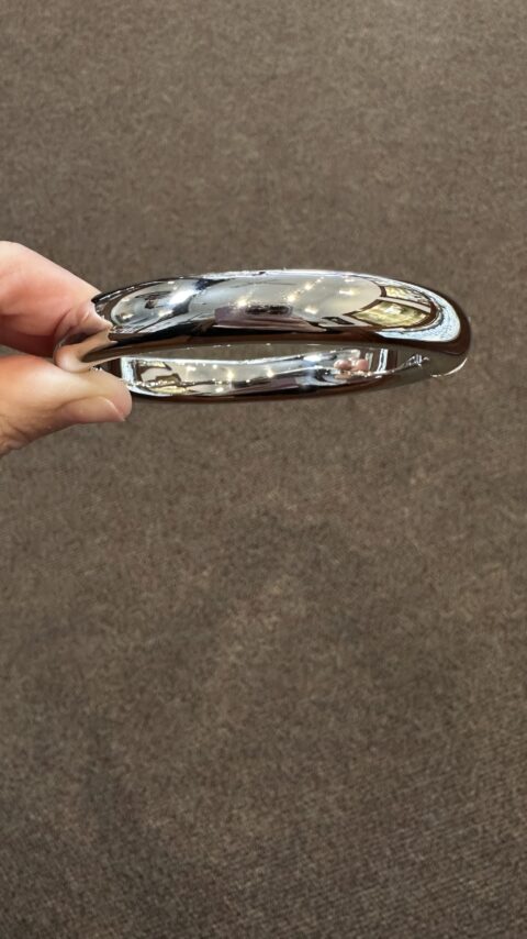 18k White Gold Oval Shaped, Tubular Hinged Bangle Bracelet