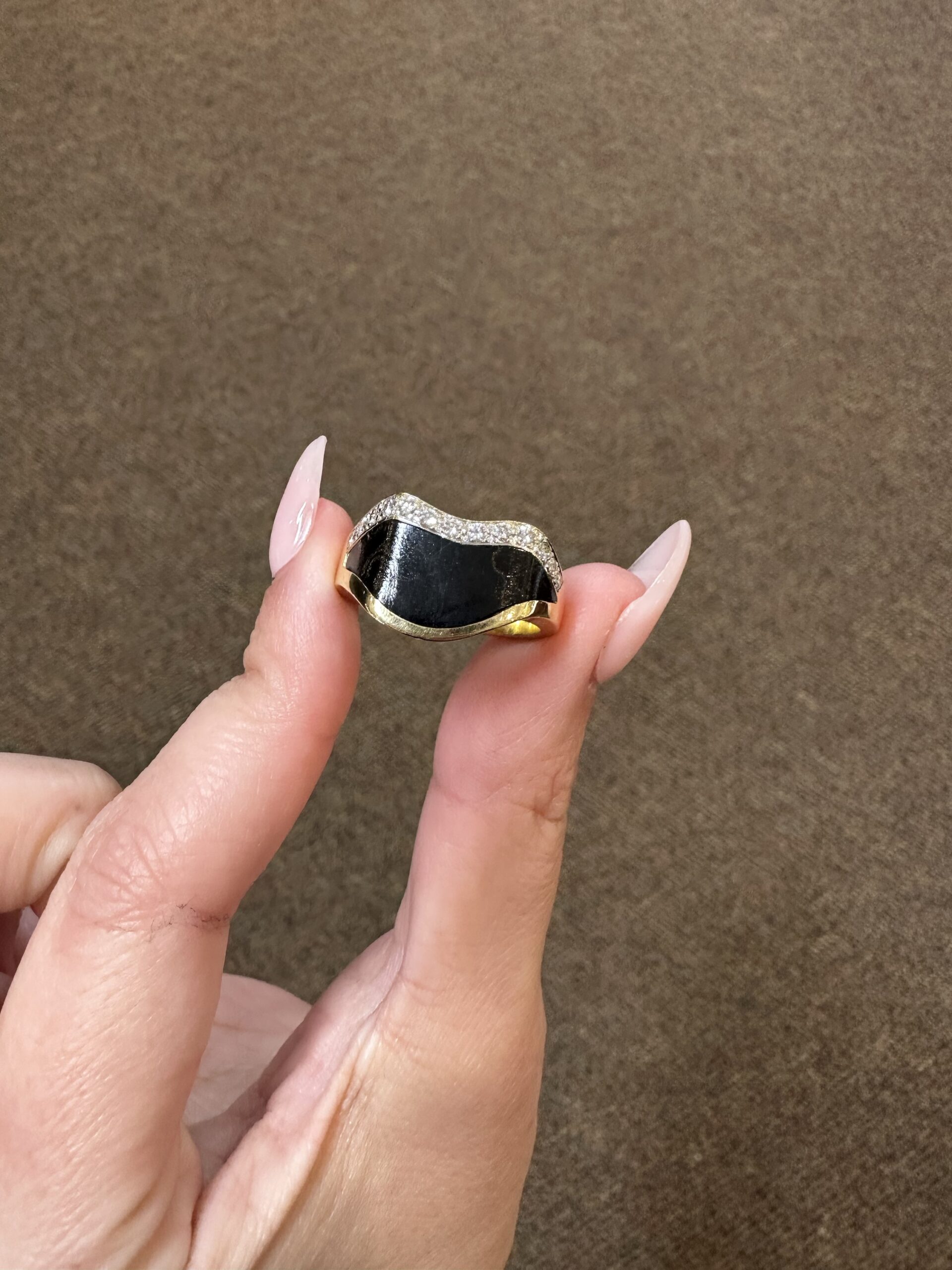 Vintage 18k Yellow Gold Genuine Black Coral & Diamond Ring - Image 2