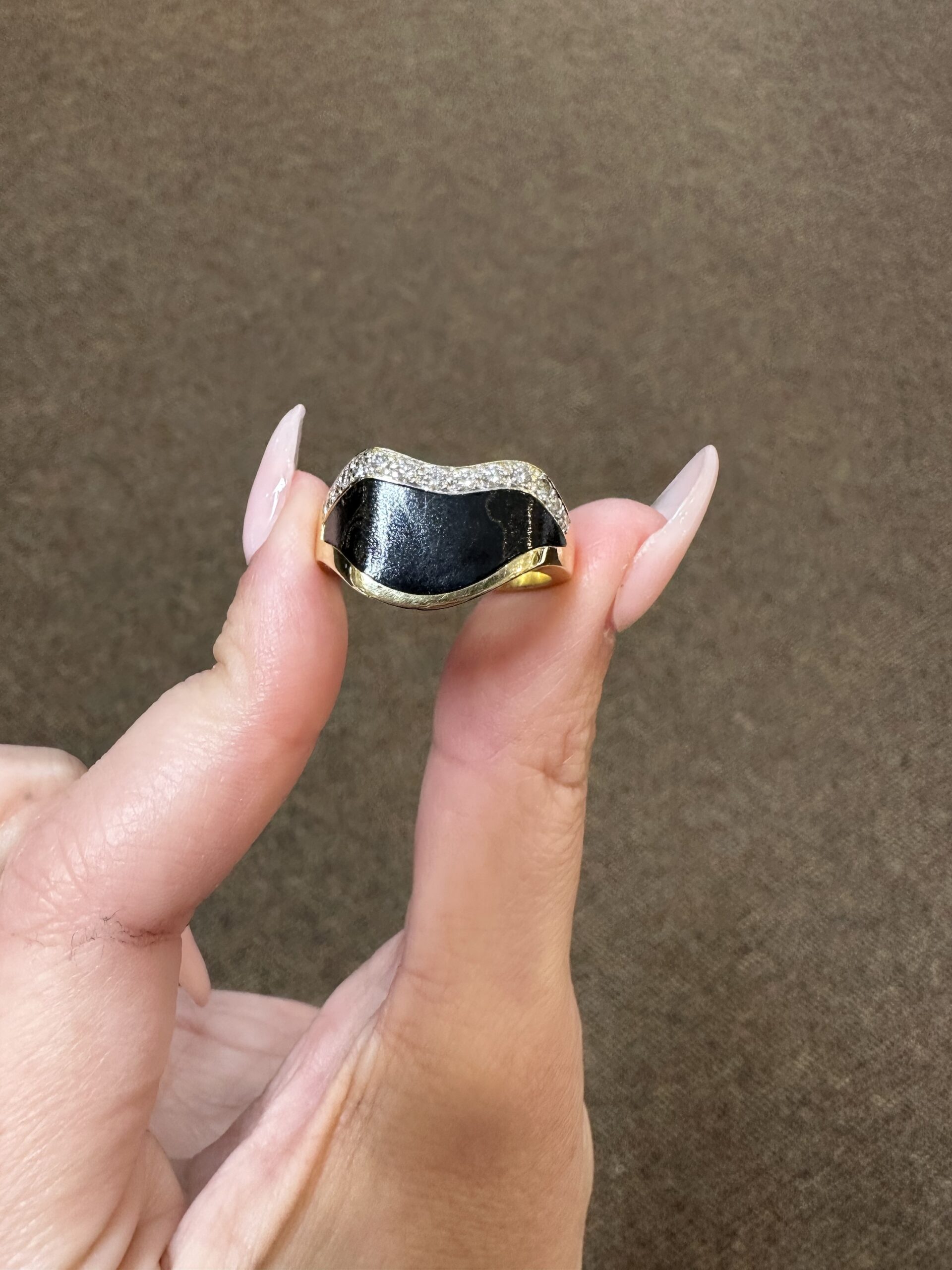 Vintage 18k Yellow Gold Genuine Black Coral & Diamond Ring - Image 3