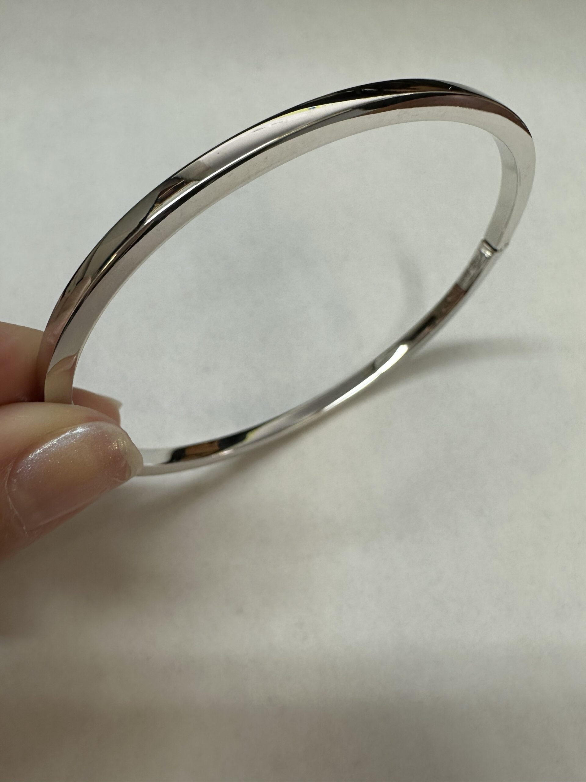 18k White Gold 3 MM Oval Shaped, Hinged Bangle Bracelet - Image 3