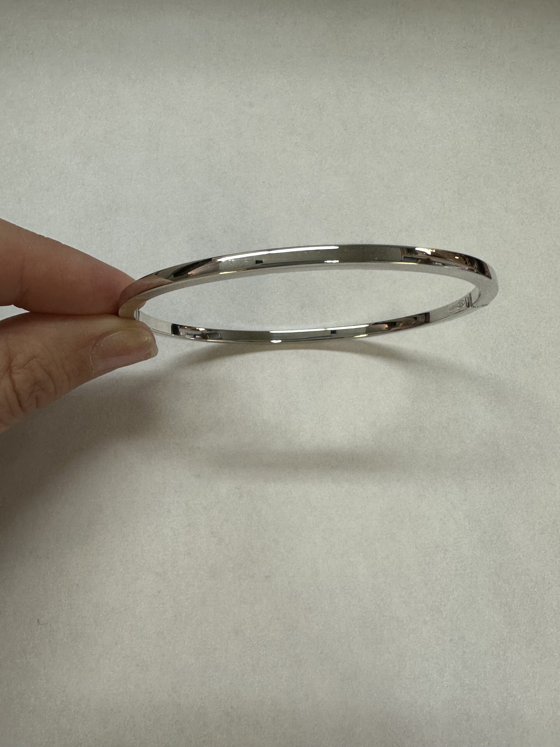 18k White Gold 3 MM Oval Shaped, Hinged Bangle Bracelet - Image 8