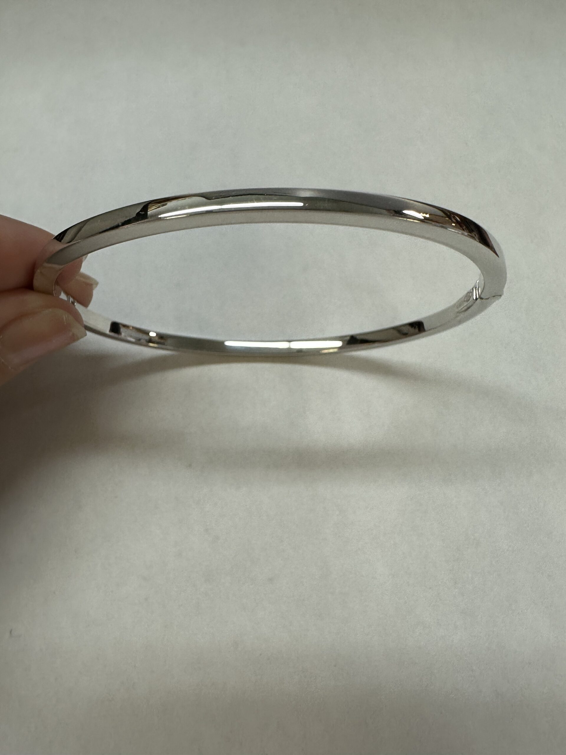 18k White Gold 3 MM Oval Shaped, Hinged Bangle Bracelet - Image 16