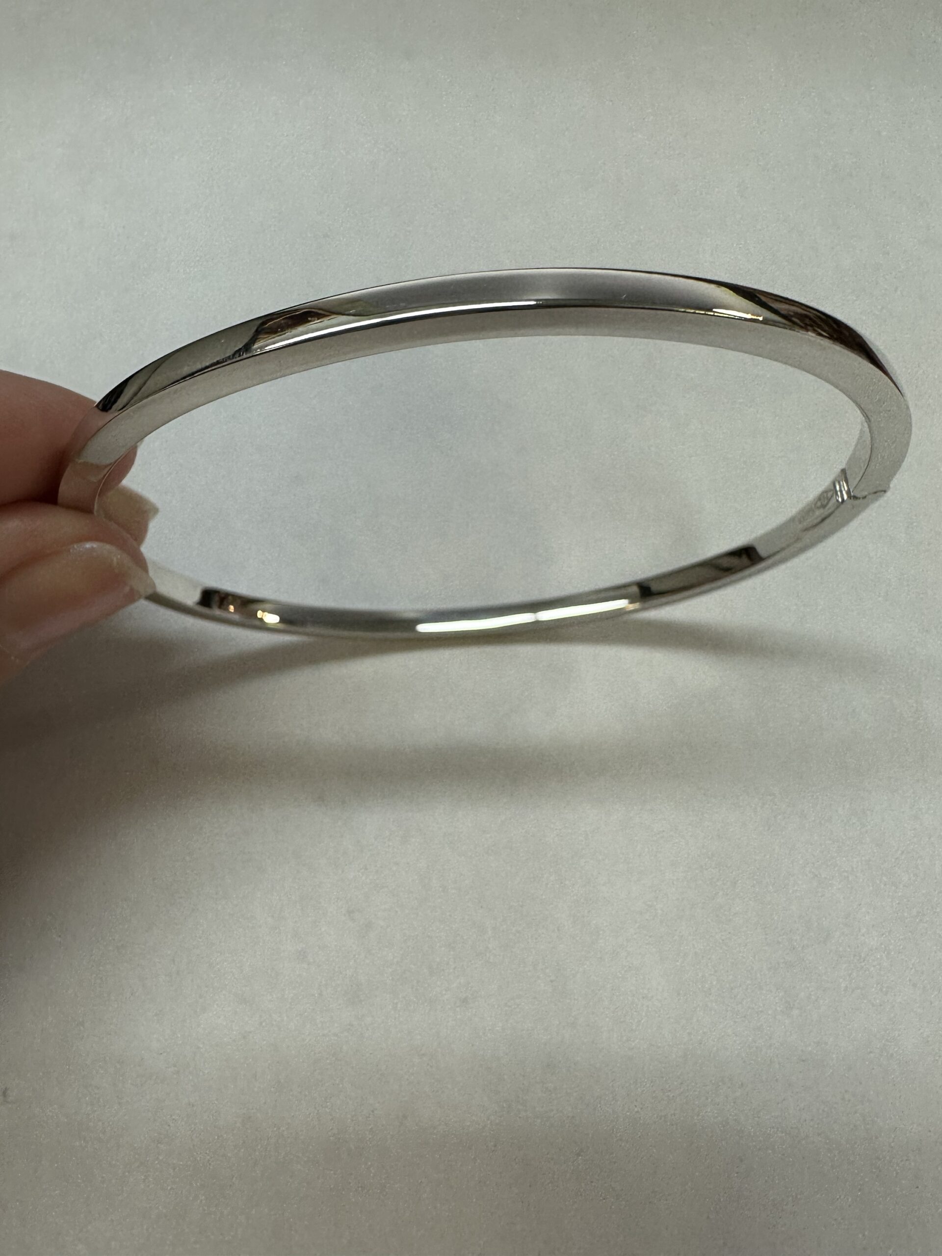 18k White Gold 3 MM Oval Shaped, Hinged Bangle Bracelet - Image 17