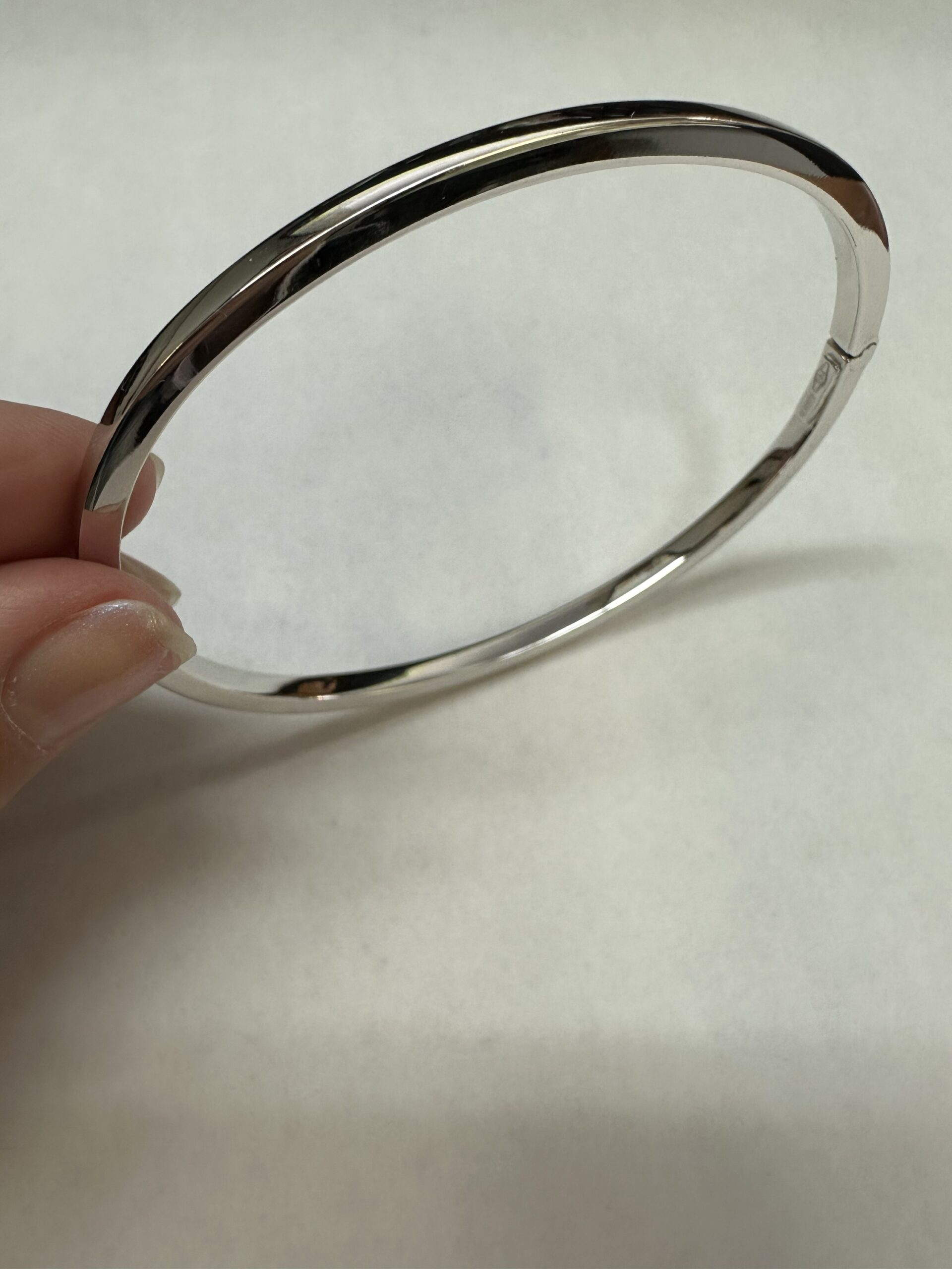 18k White Gold 3 MM Oval Shaped, Hinged Bangle Bracelet - Image 18