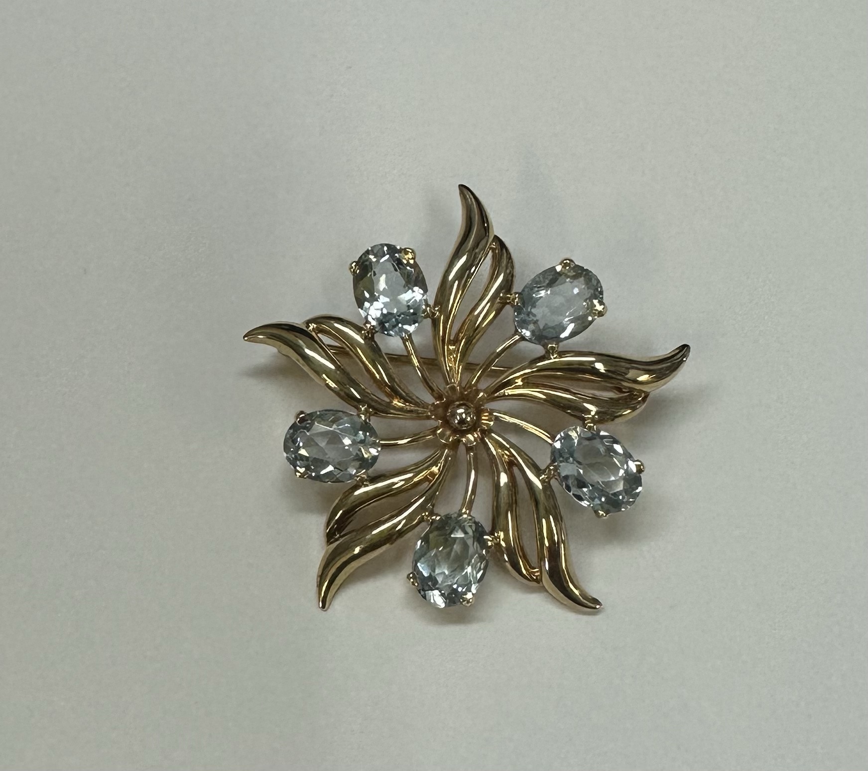 Antique 14k Yellow Gold Genuine Aquamarine Pinwheel Brooch - Image 5