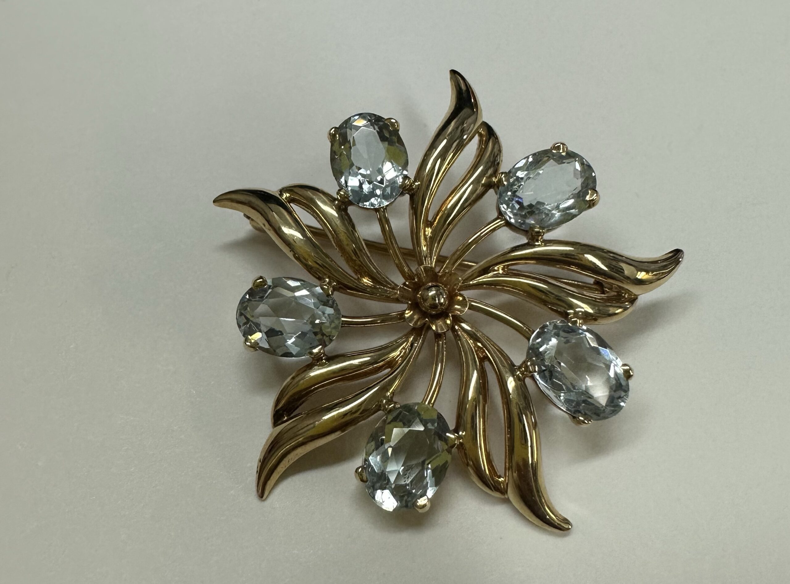 Antique 14k Yellow Gold Genuine Aquamarine Pinwheel Brooch - Image 4