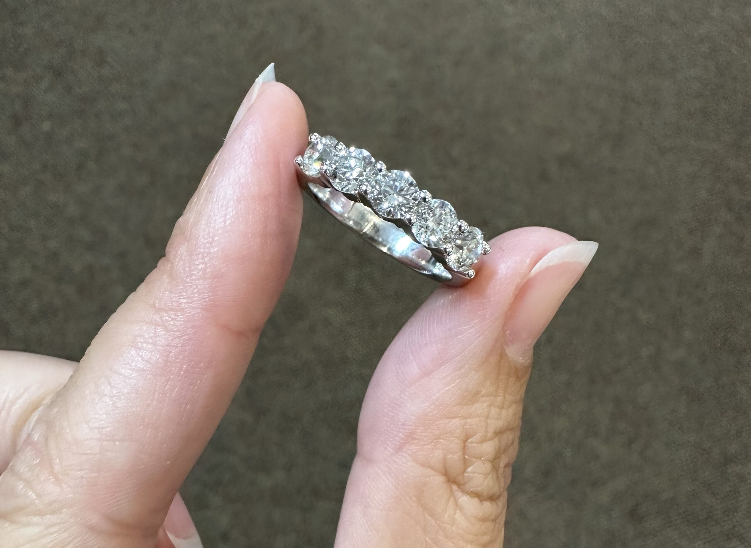 14k White Gold 5 Stone Genuine 1.52 Cttw Round Brilliant Cut Diamond Shared Prong Band - Image 5