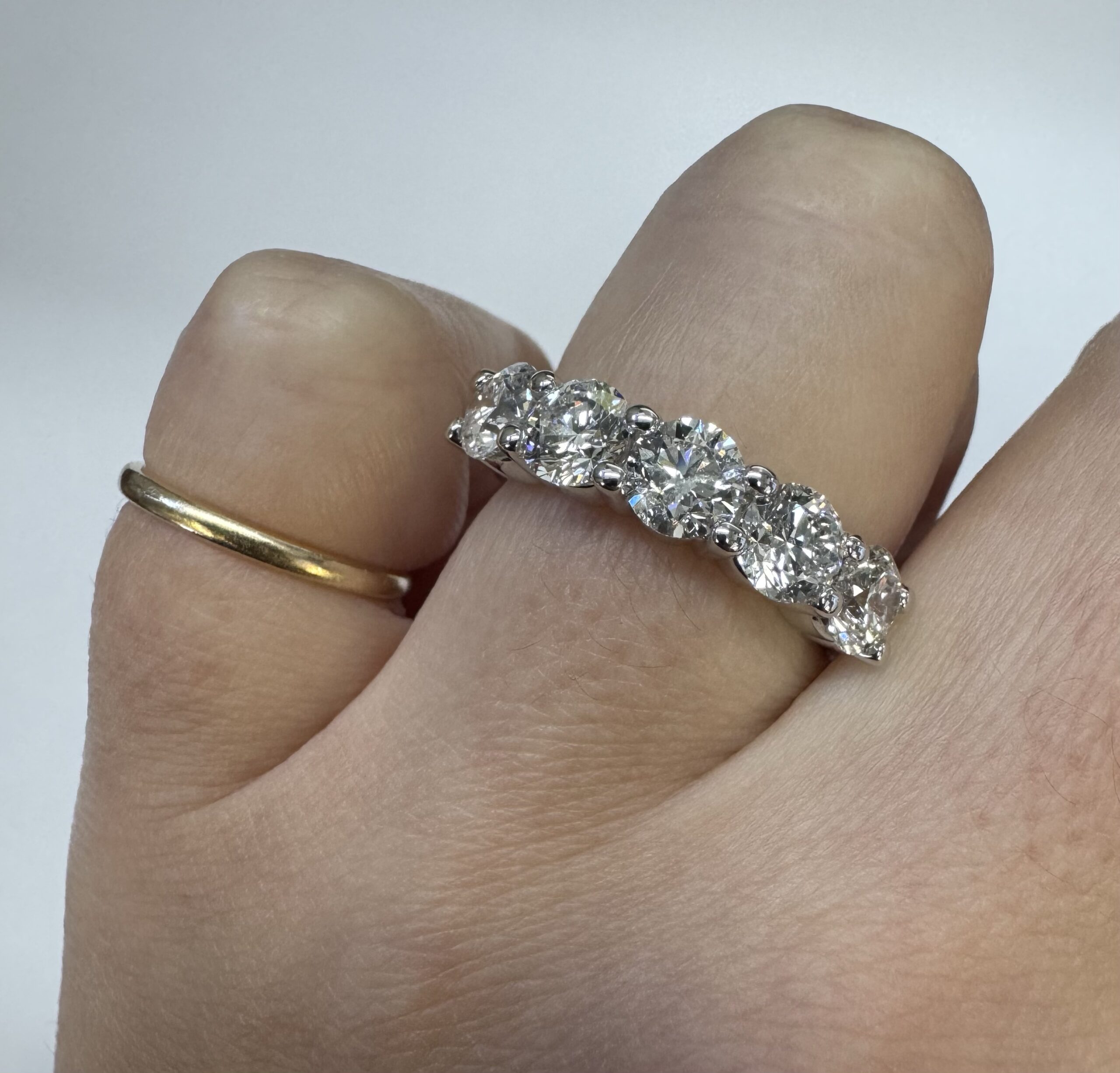 14k White Gold 5 Stone Genuine 2.56 Cttw Round Brilliant Cut Diamond Shared Prong Band - Image 2