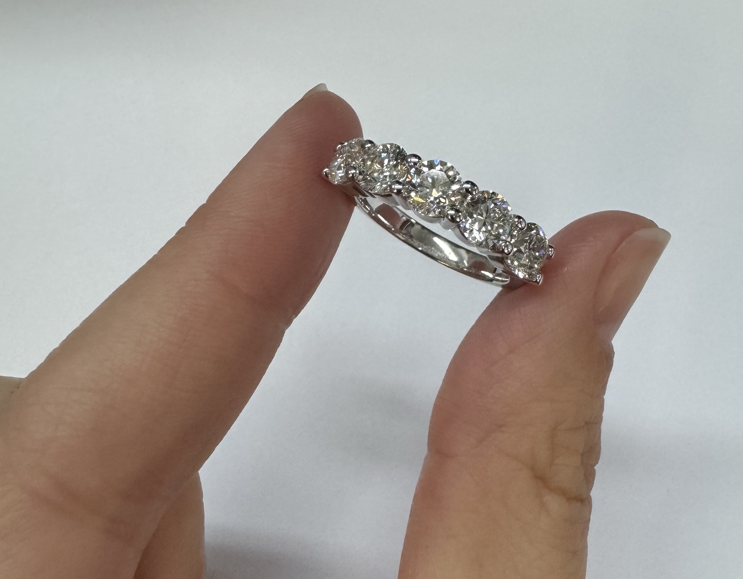 14k White Gold 5 Stone Genuine 2.56 Cttw Round Brilliant Cut Diamond Shared Prong Band - Image 28