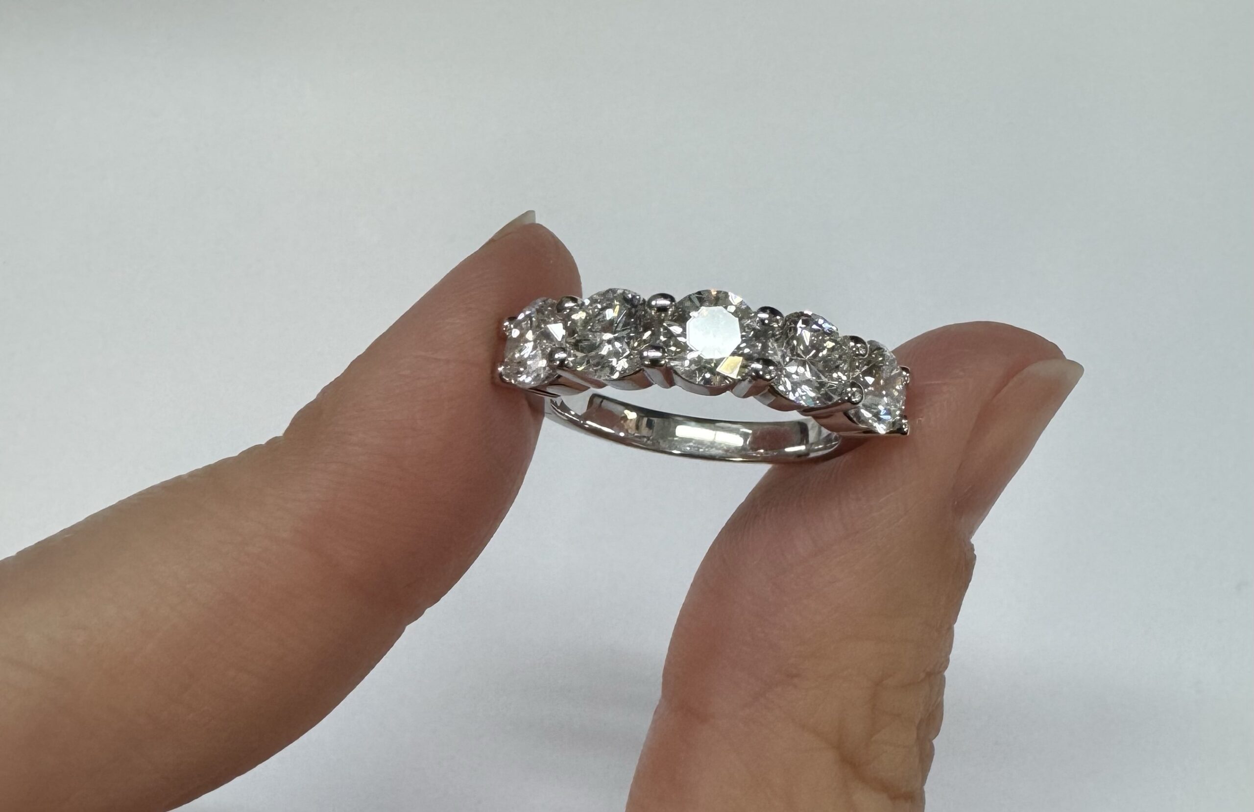 14k White Gold 5 Stone Genuine 2.56 Cttw Round Brilliant Cut Diamond Shared Prong Band - Image 29