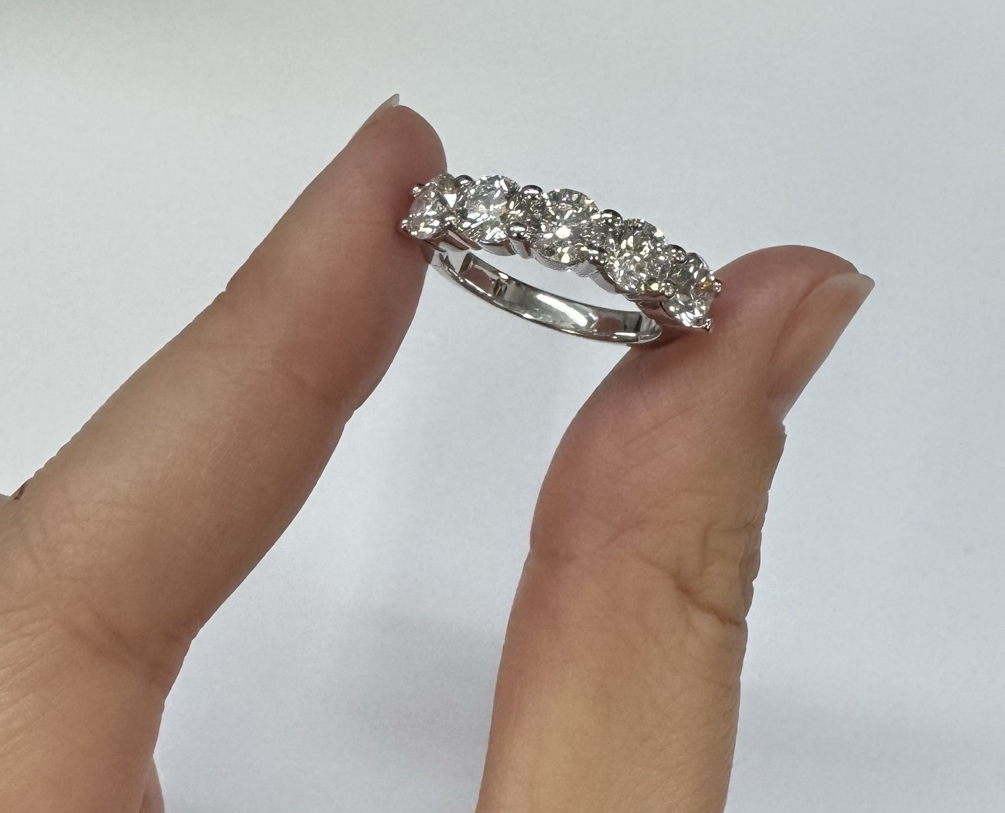 14k White Gold 5 Stone Genuine 2.56 Cttw Round Brilliant Cut Diamond Shared Prong Band - Image 32