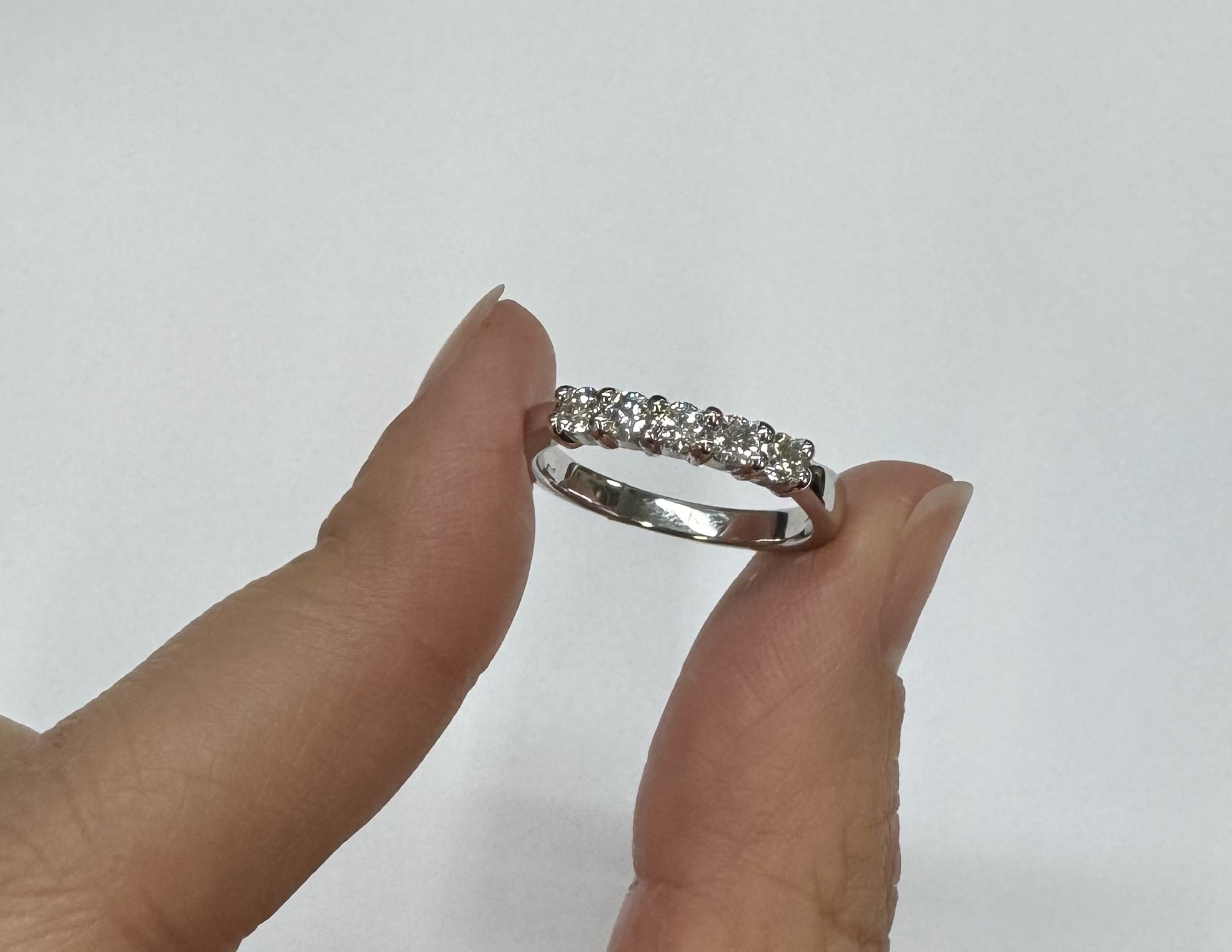 14k White Gold 5 Stone Genuine .44 Cttw Round Brilliant Cut Diamond Band - Image 4