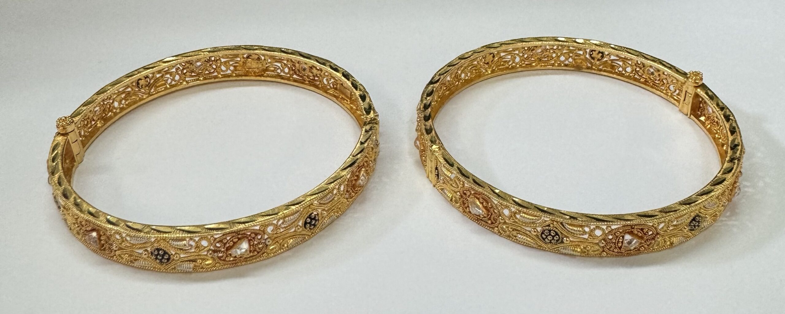 Set of Two 22K Yellow Gold Filigree Bangle Bracelets - Image 26