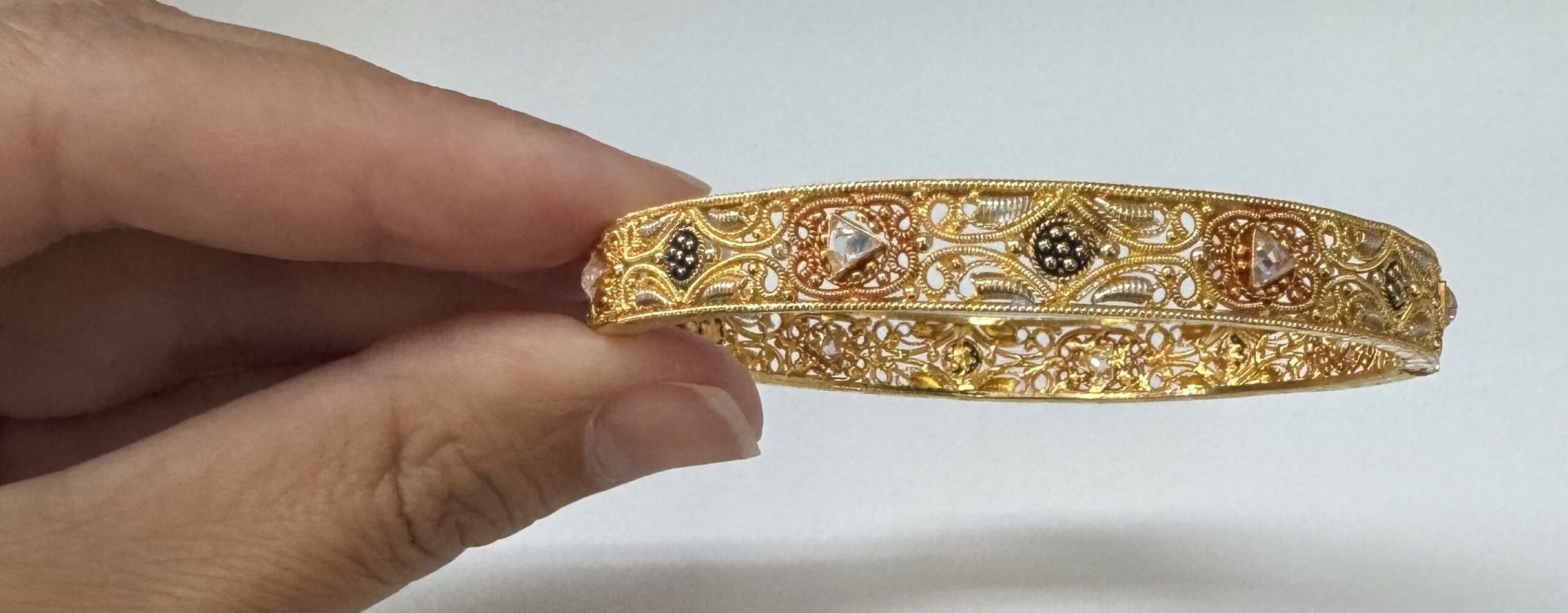 Set of Two 22K Yellow Gold Filigree Bangle Bracelets - Image 21