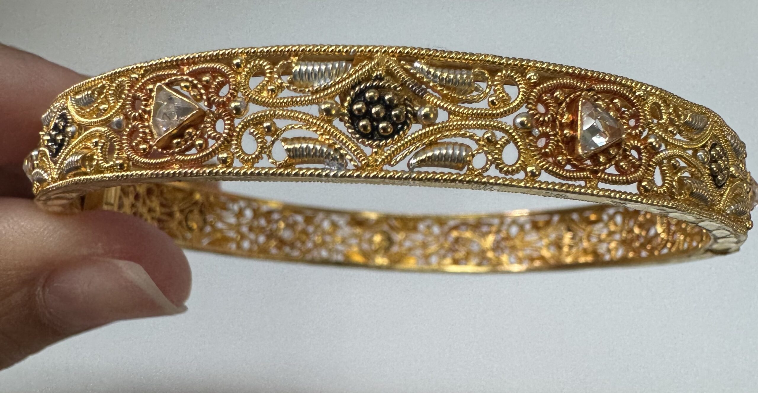 Set of Two 22K Yellow Gold Filigree Bangle Bracelets - Image 19