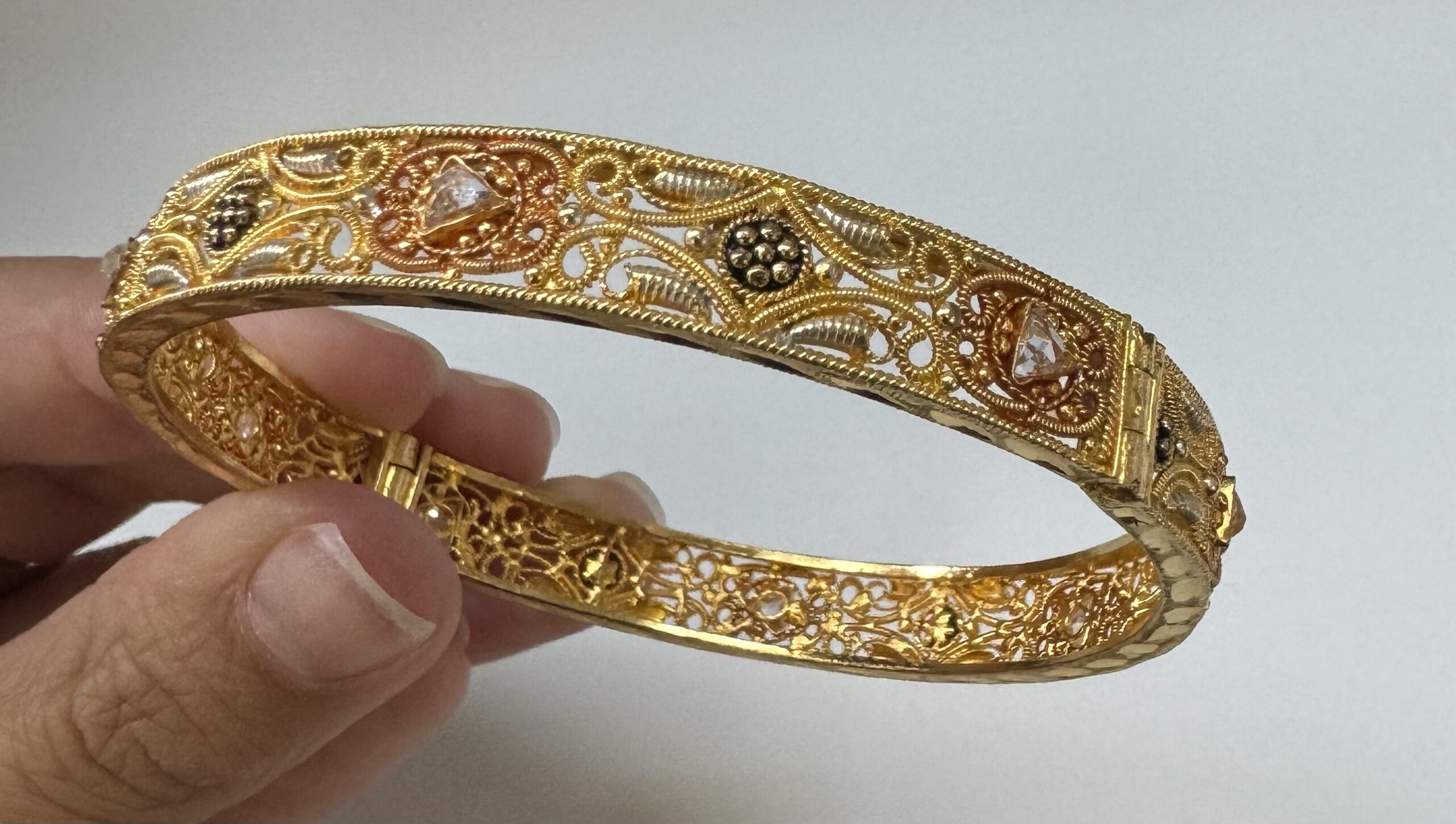 Set of Two 22K Yellow Gold Filigree Bangle Bracelets - Image 18